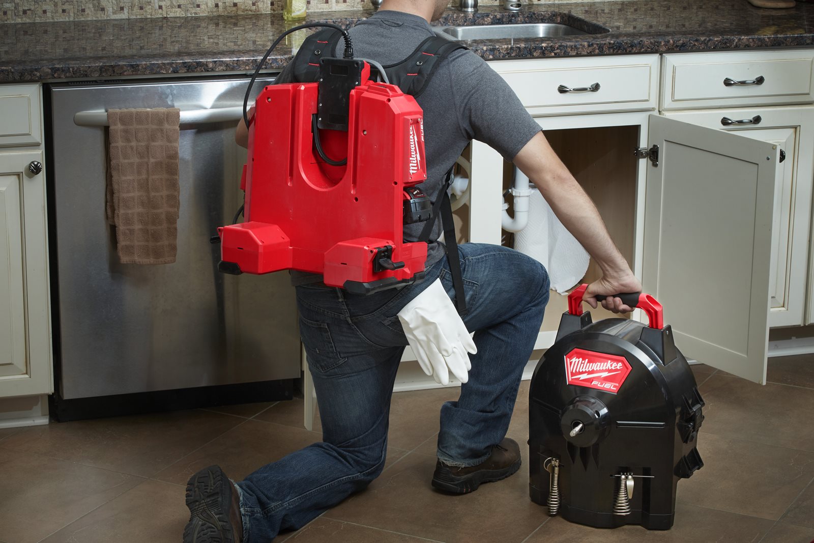 Mașină desfundat țevi autonomă 10 mm M18 FUEL Milwaukee M18 FFSDC10-0 - in utilizare 1