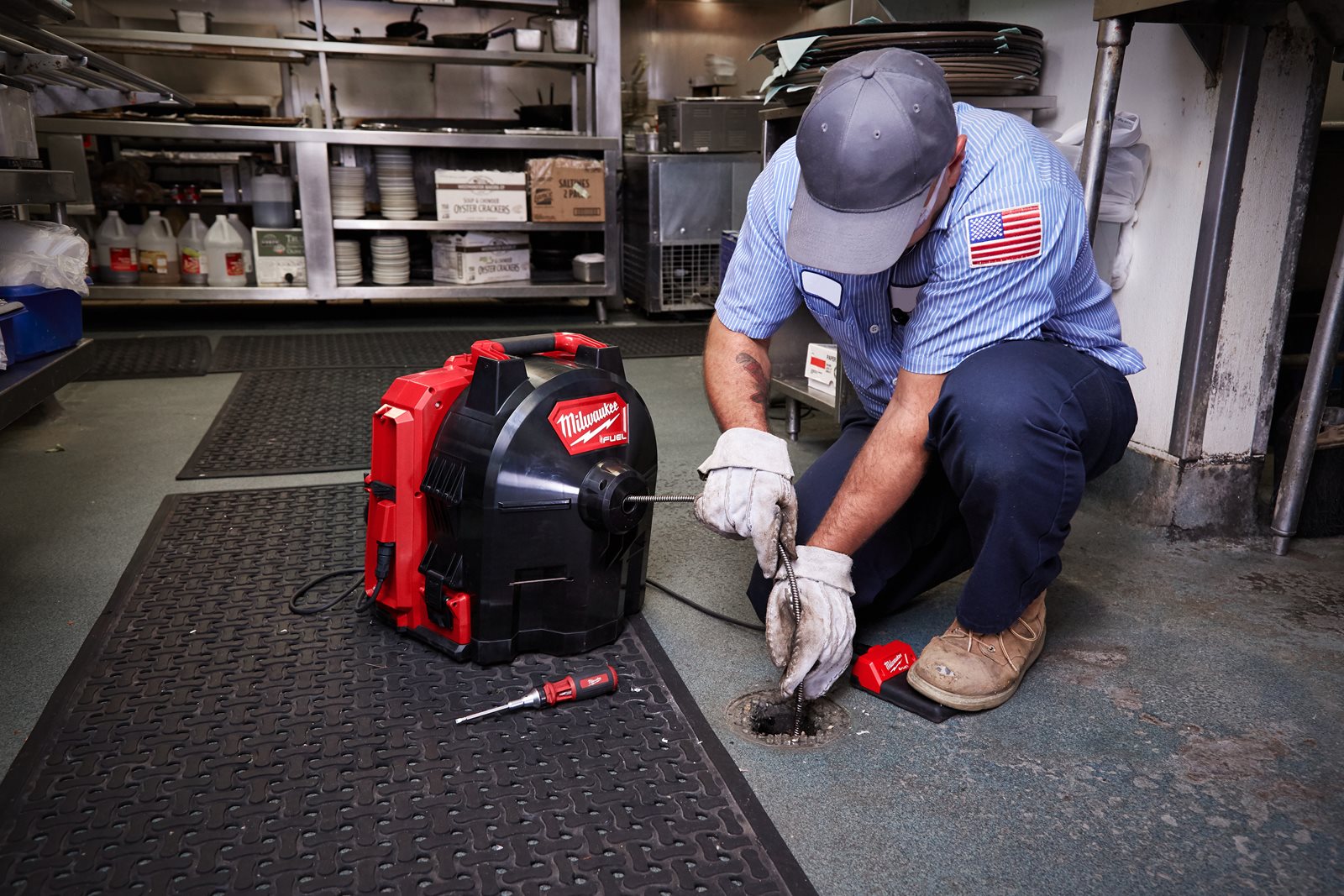 Mașină desfundat țevi autonomă 10 mm M18 FUEL Milwaukee M18 FFSDC10-0 - in utilizare 4