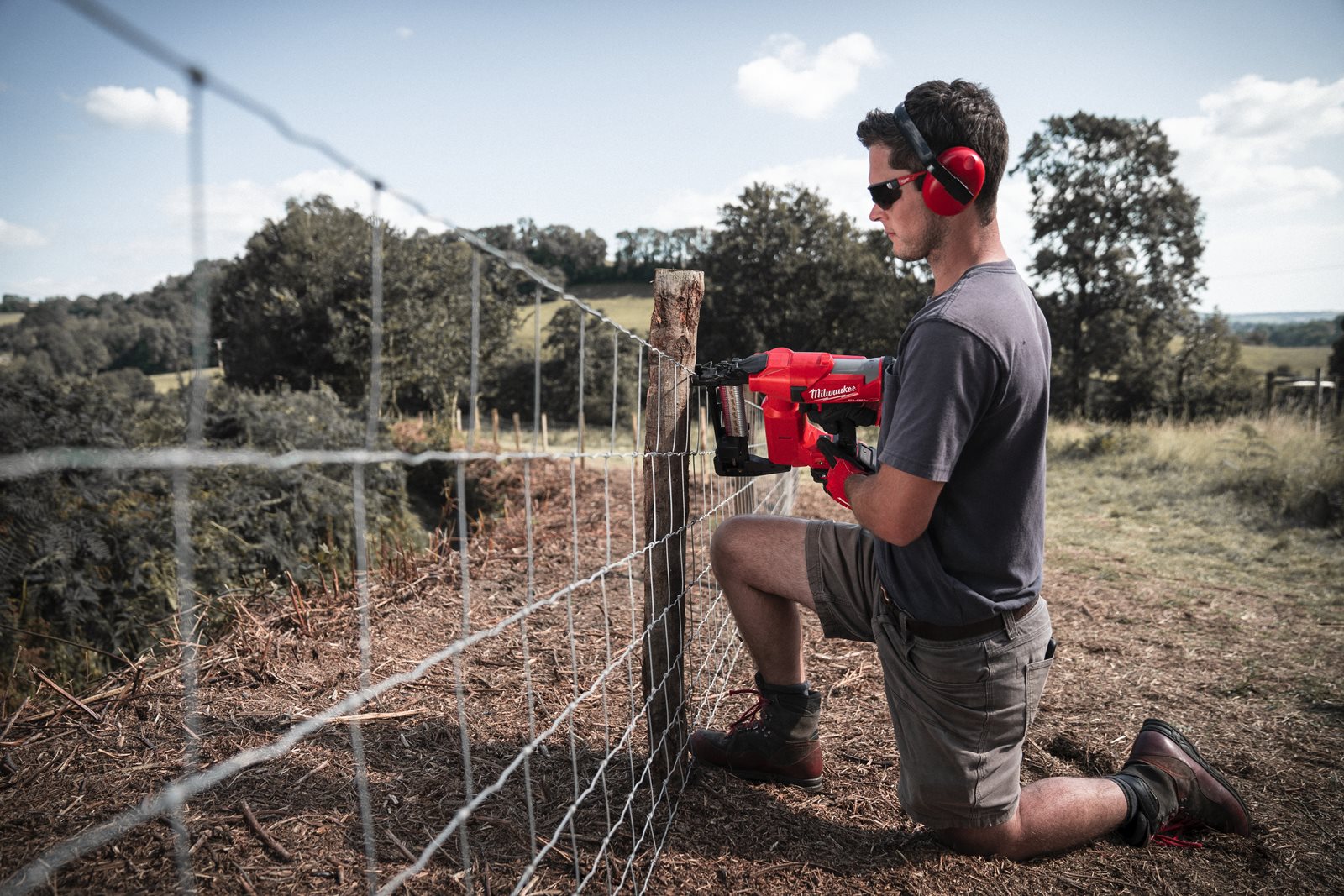 Pistol capse pentru gard M18 FUEL Milwaukee M18 FFUS-302C - in utilizare 2