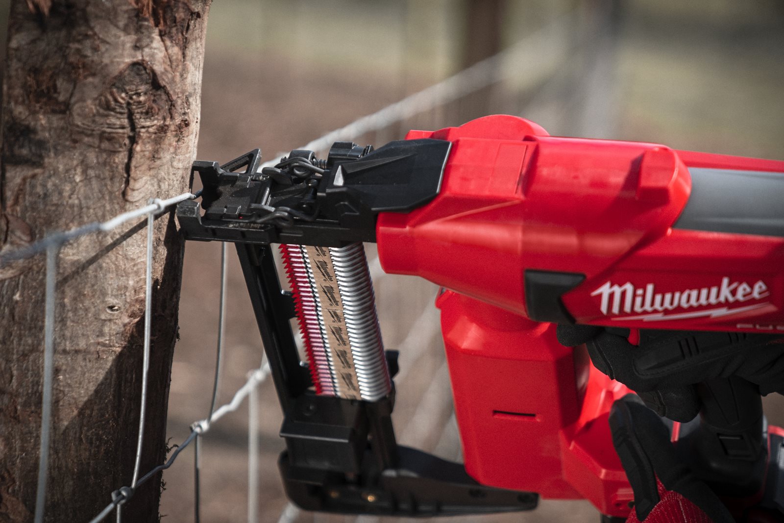 Pistol capse pentru gard M18 FUEL Milwaukee M18 FFUS-302C - in utilizare 4