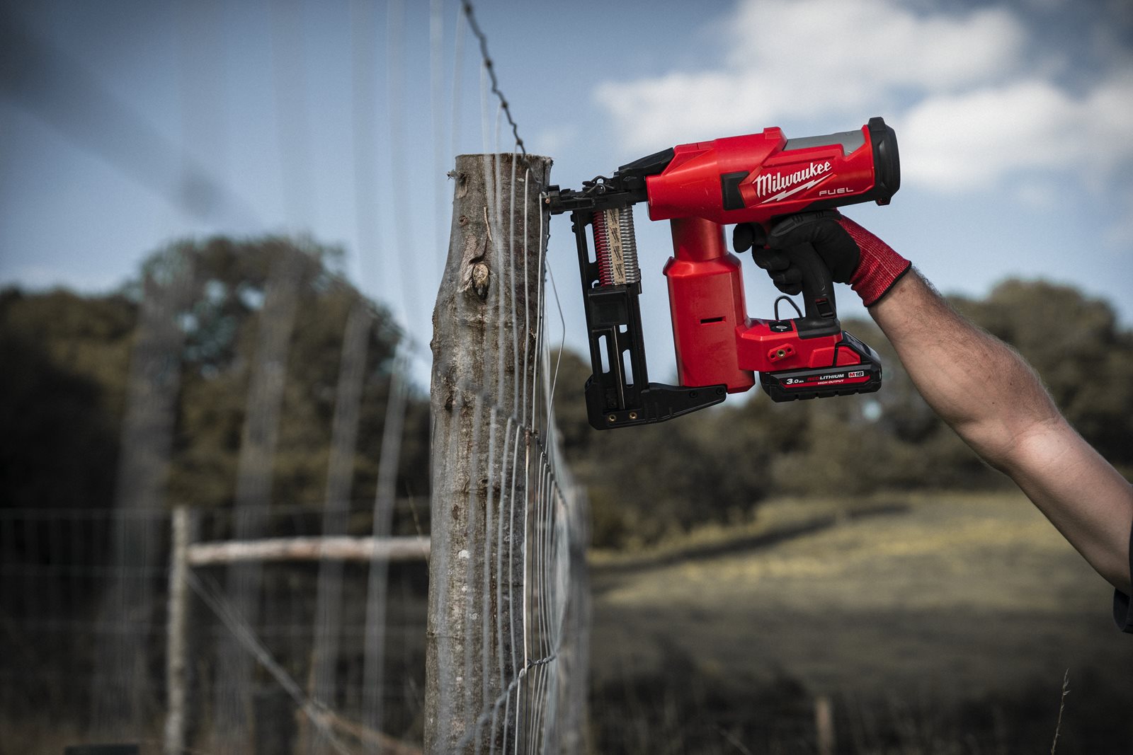 Pistol capse pentru gard M18 FUEL Milwaukee M18 FFUS-302C - in utilizare 6