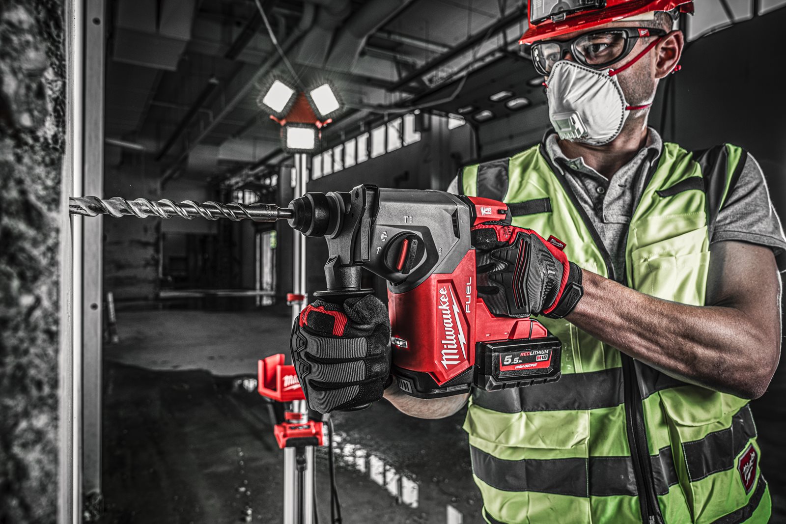 Ciocan rotopercutor SDS-Plus 26 mm cu 4 funcții M18 FUEL Milwaukee M18 FH-0 - in utilizare 1
