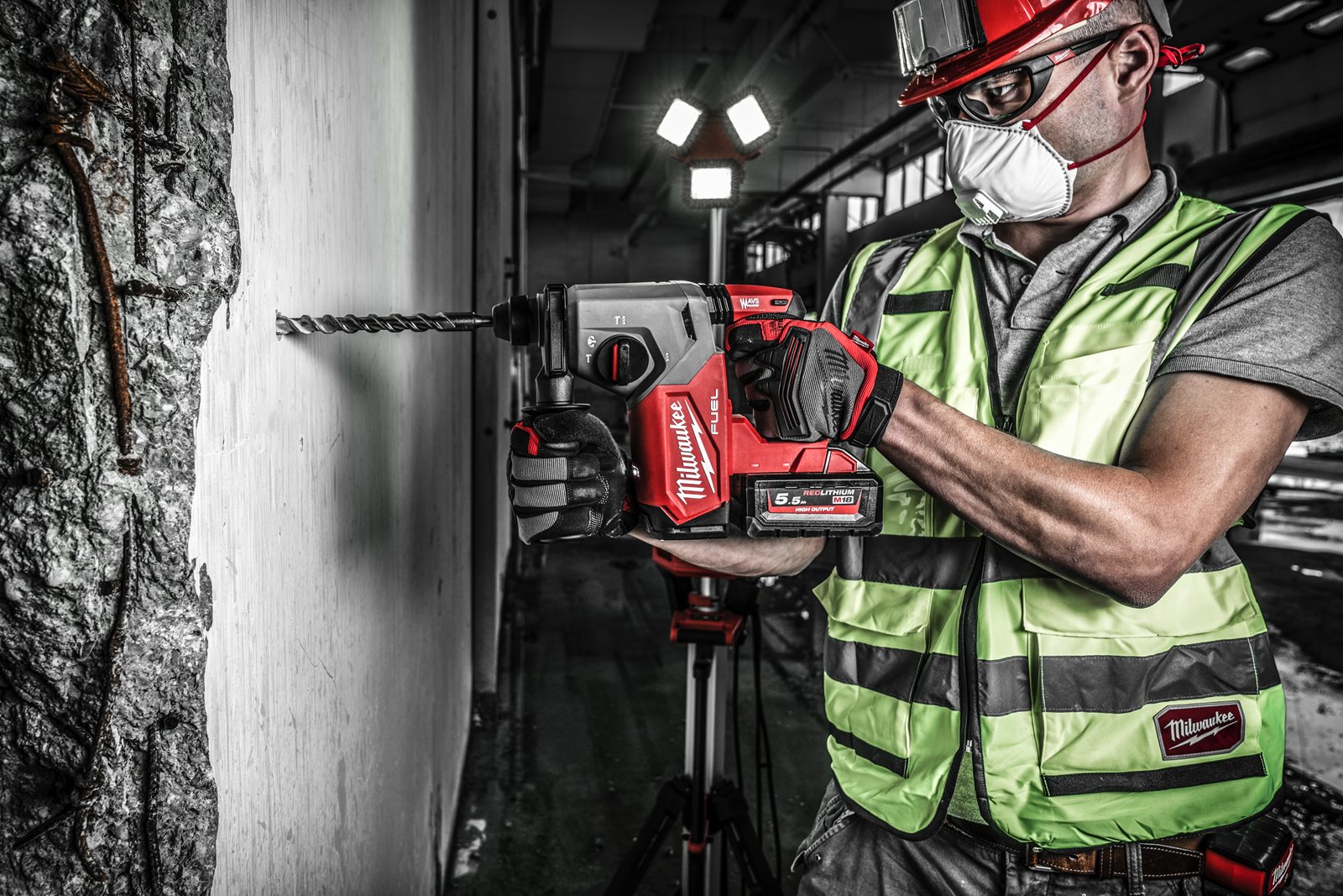 Ciocan rotopercutor SDS-Plus 26 mm cu 4 funcții M18 FUEL Milwaukee M18 FH-0 - in utilizare 2