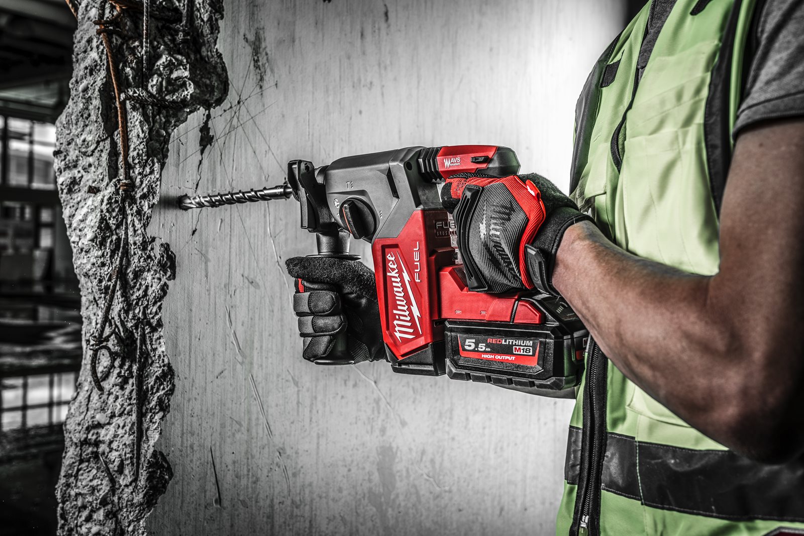 Ciocan rotopercutor SDS-Plus 26 mm cu 4 funcții M18 FUEL Milwaukee M18 FH-0 - in utilizare 3