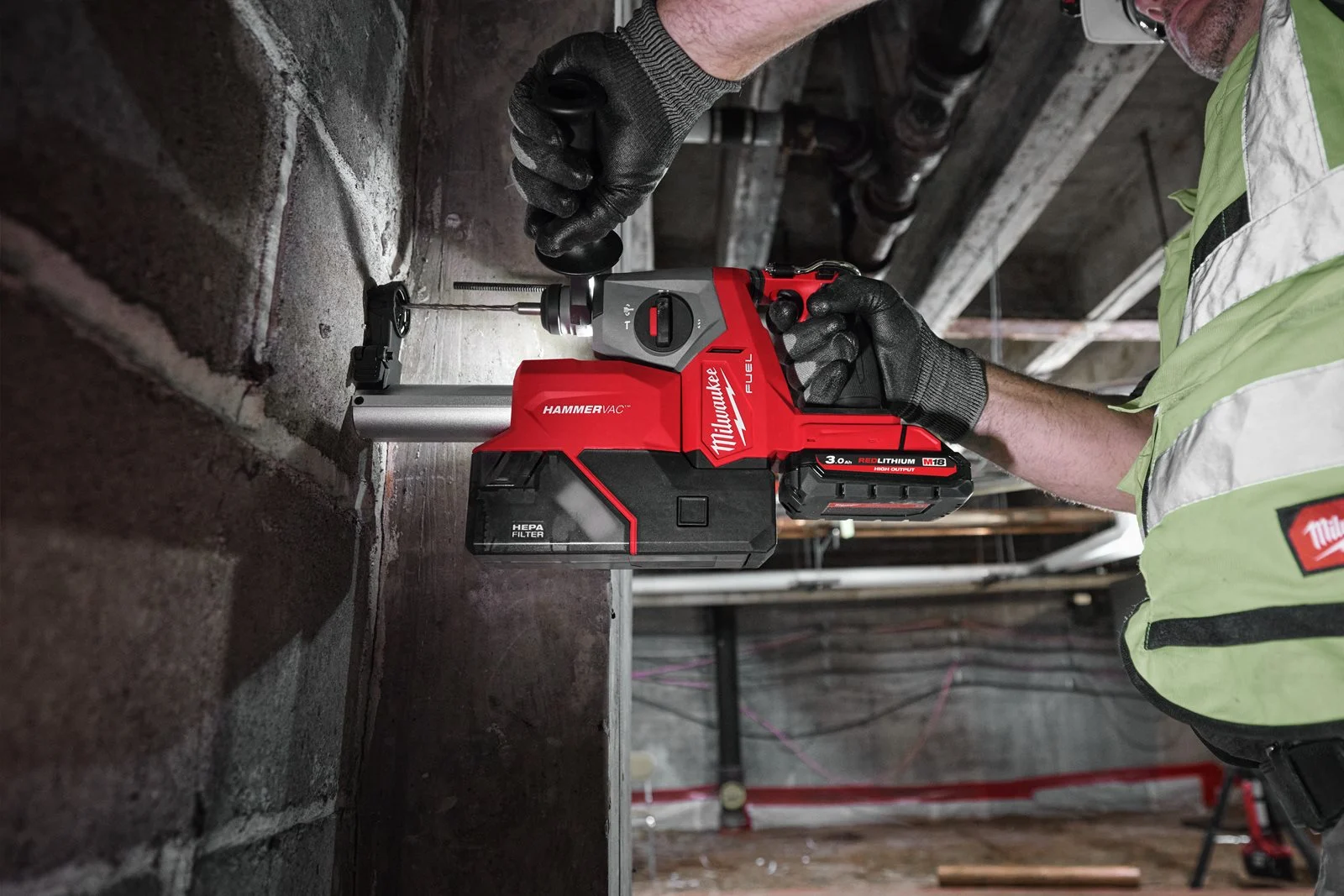 Ciocan rotopercutor 16 mm SDS-Plus M18 FUEL 4 moduri Milwaukee M18 FHAC16-0 - in utilizare 1