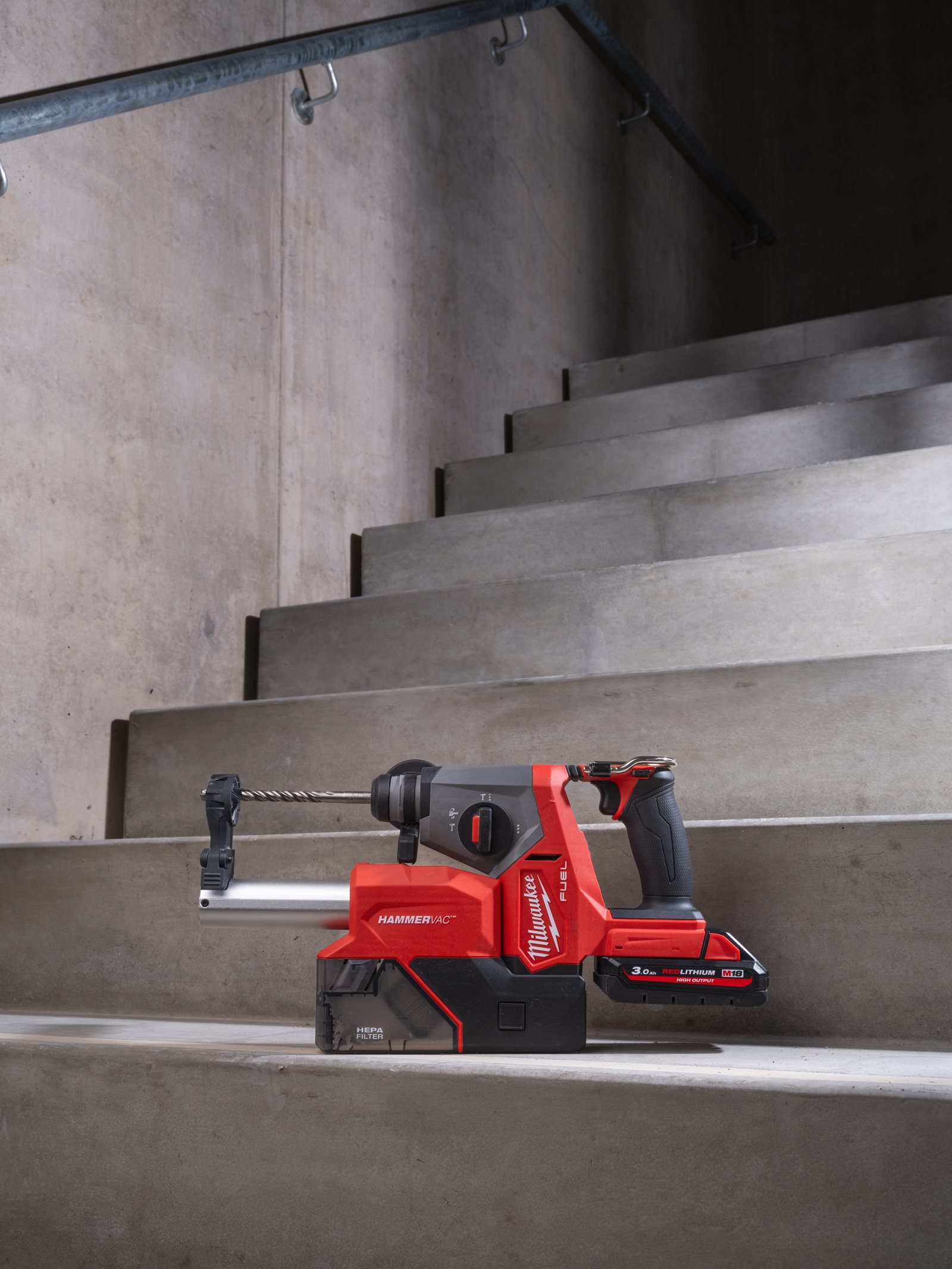 Ciocan rotopercutor 16 mm SDS-Plus M18 FUEL 4 moduri Milwaukee M18 FHAC16-0 - in utilizare 10