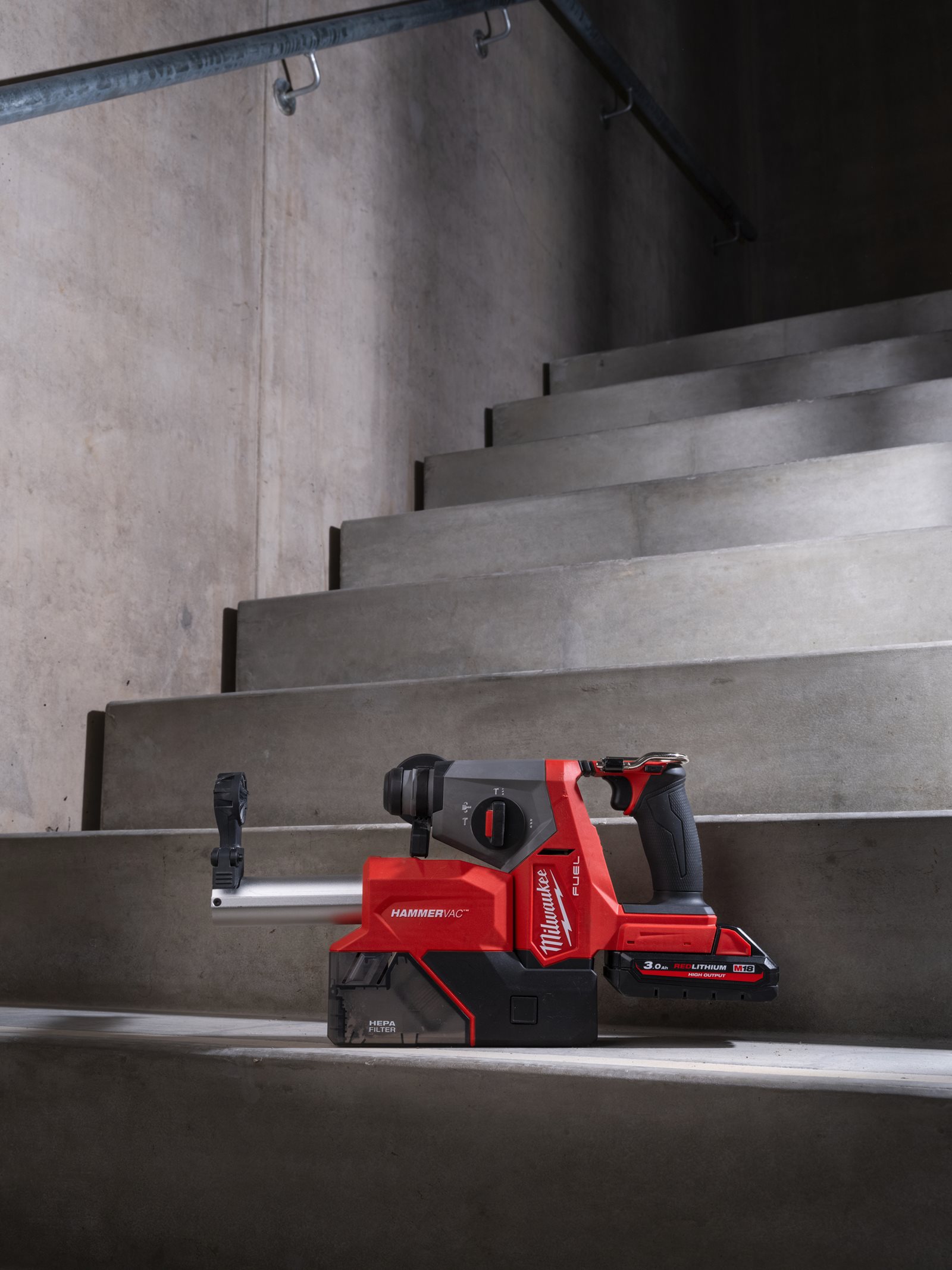Ciocan rotopercutor 16 mm SDS-Plus M18 FUEL 4 moduri Milwaukee M18 FHAC16-0 - in utilizare 11