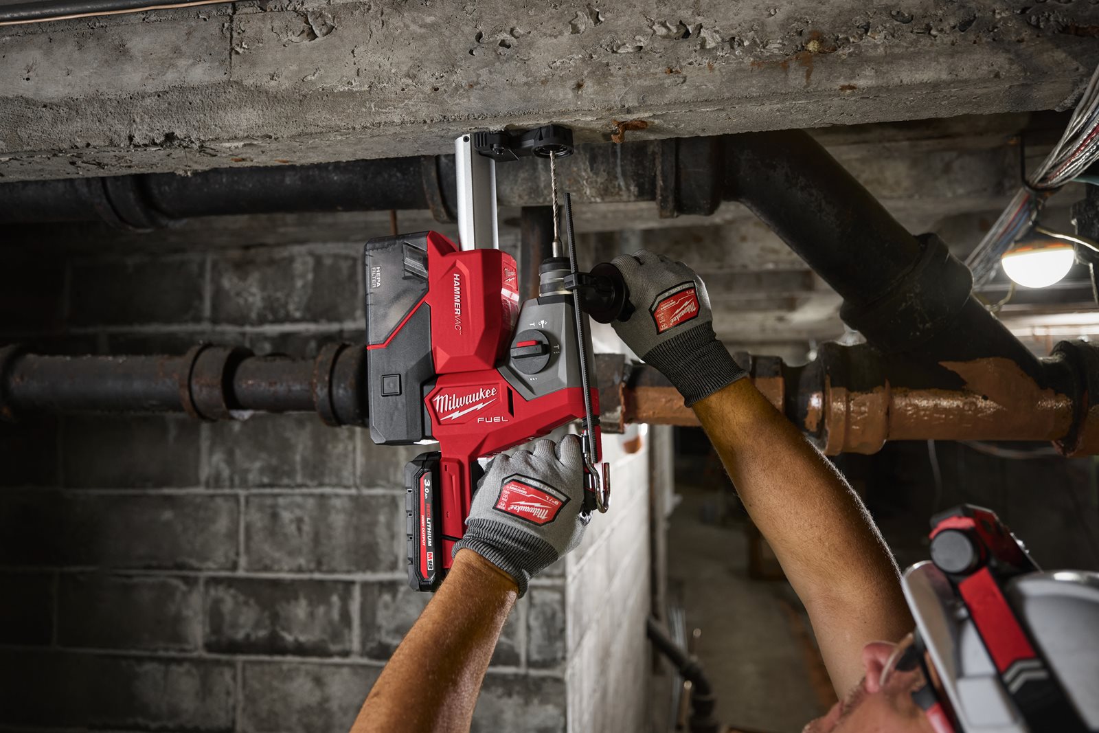 Ciocan rotopercutor 16 mm SDS-Plus M18 FUEL 4 moduri Milwaukee M18 FHAC16-0 - in utilizare 2