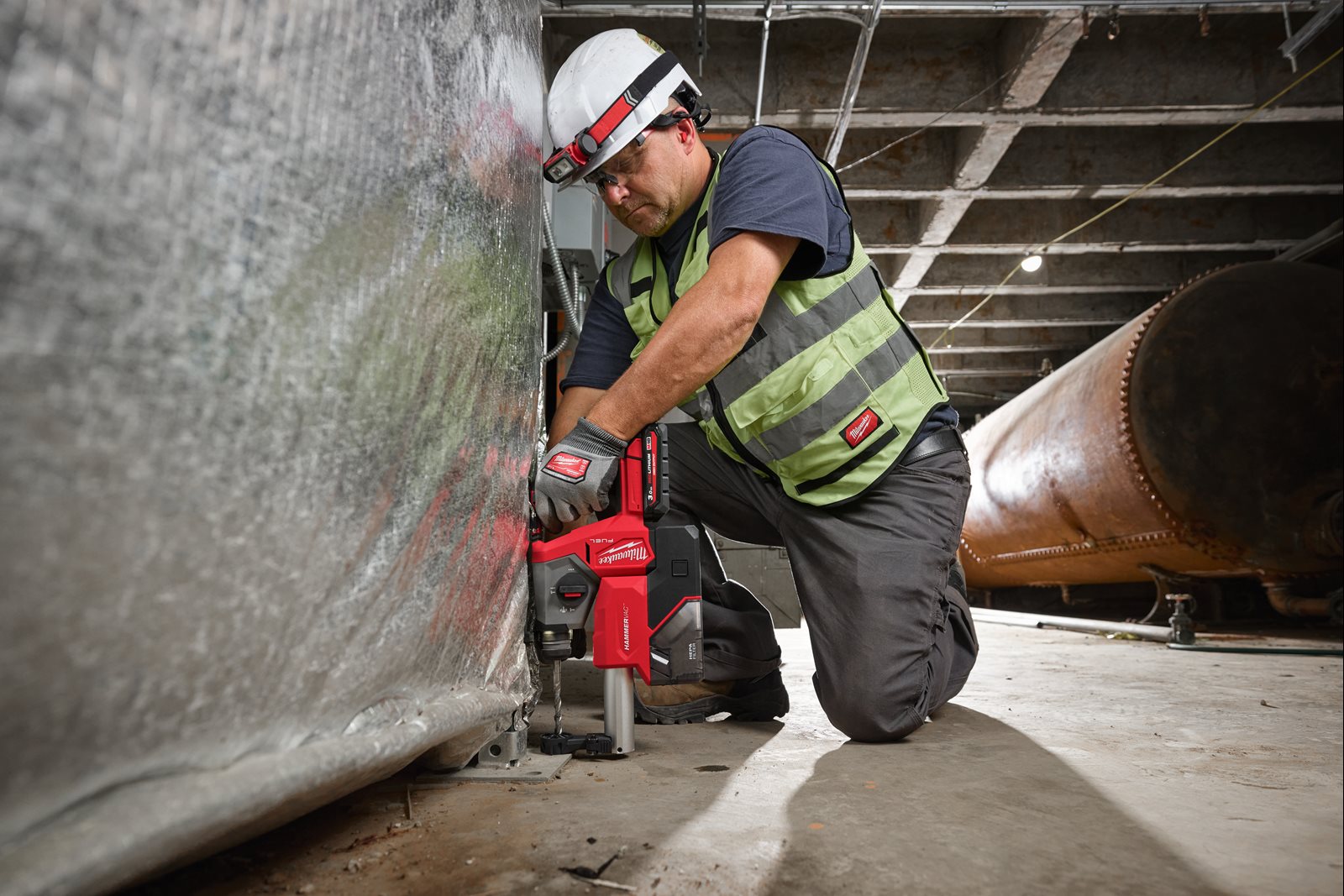 Ciocan rotopercutor 16 mm SDS-Plus M18 FUEL 4 moduri Milwaukee M18 FHAC16-0 - in utilizare 3