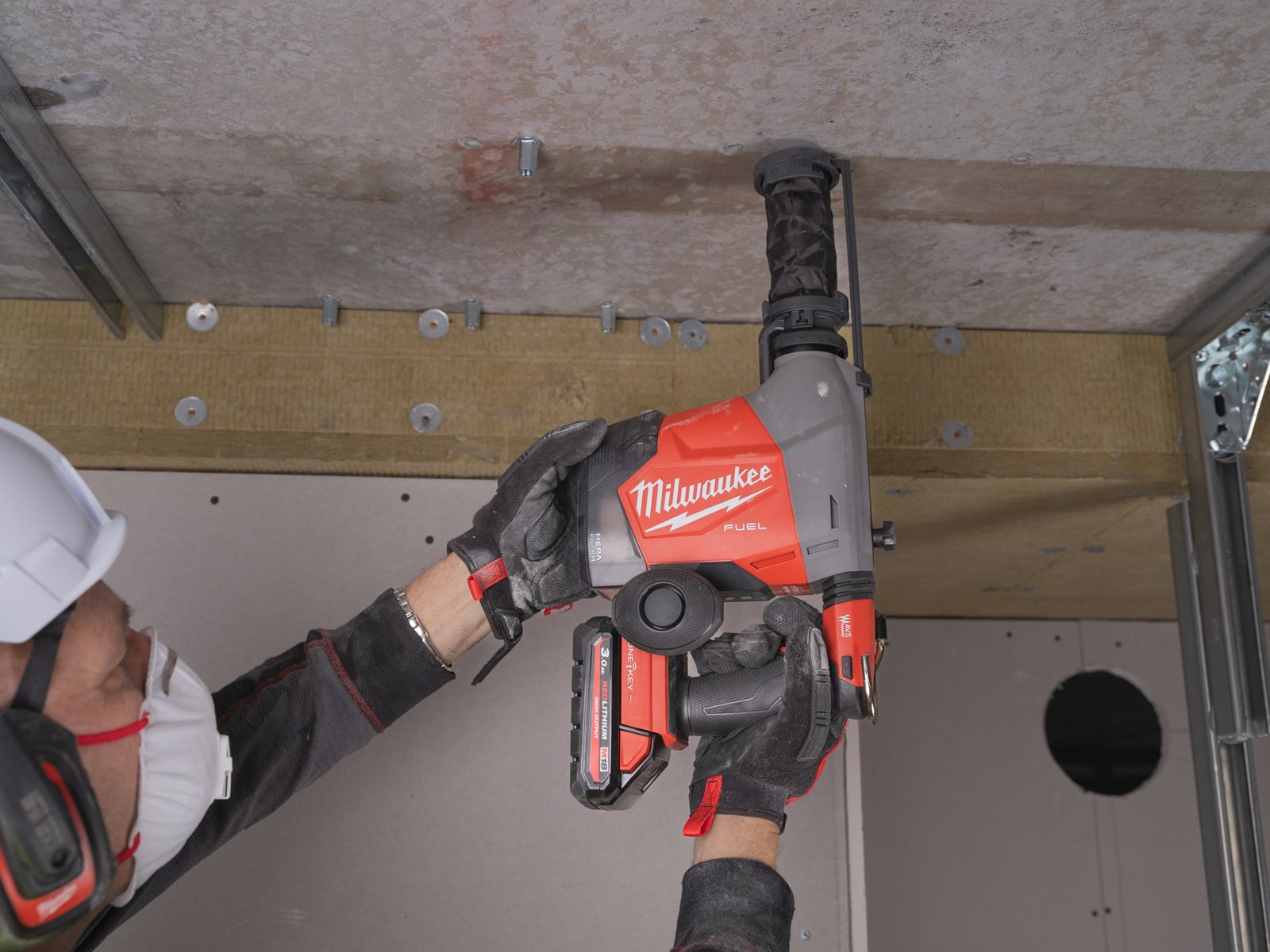 Ciocan rotopercutor 16 mm SDS-Plus M18 FUEL 4 moduri Milwaukee M18 FHAC16-0 - in utilizare 5