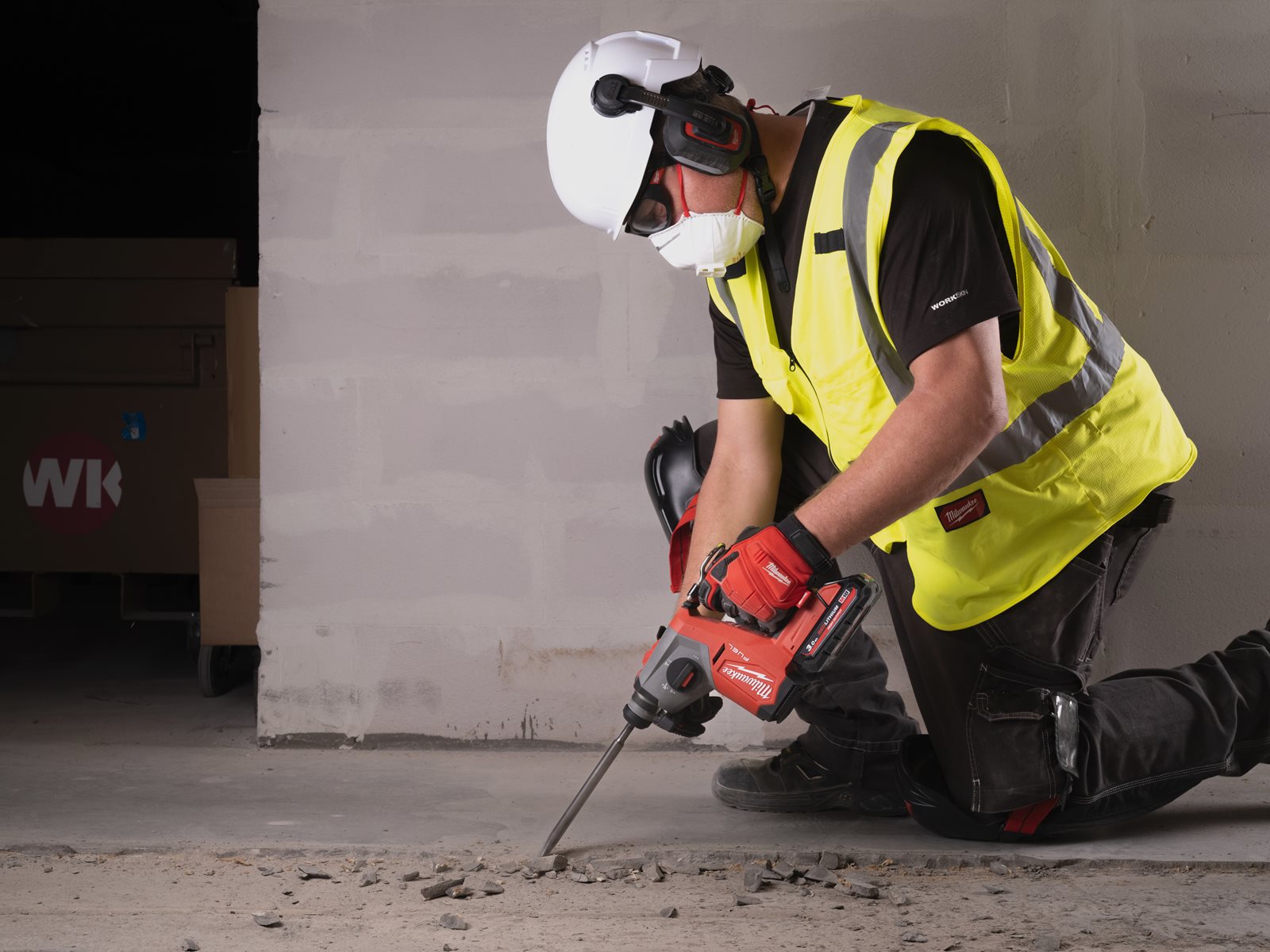 Ciocan rotopercutor 16 mm SDS-Plus M18 FUEL 4 moduri Milwaukee M18 FHAC16-0 - in utilizare 6