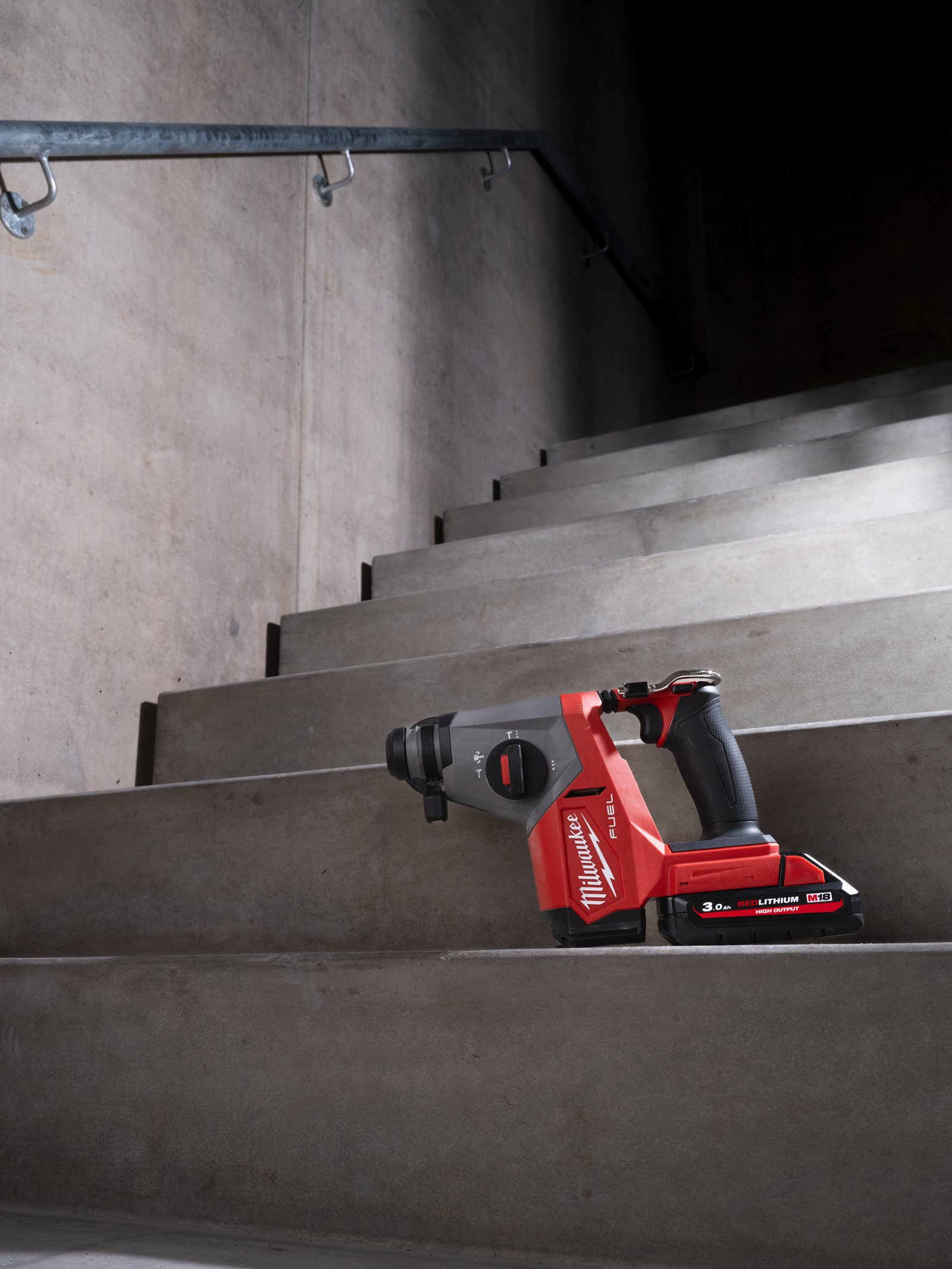 Ciocan rotopercutor 16 mm SDS-Plus M18 FUEL 4 moduri Milwaukee M18 FHAC16-0 - in utilizare 7
