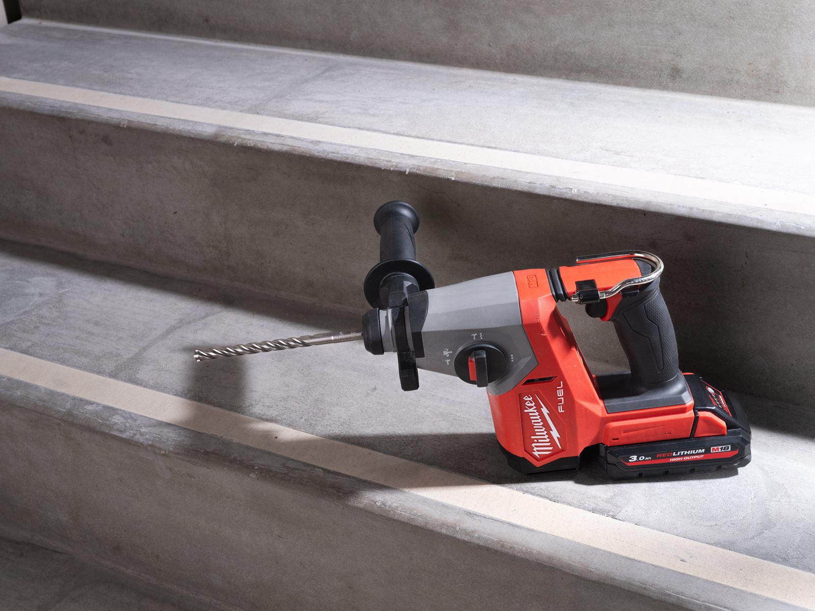 Ciocan rotopercutor 16 mm SDS-Plus M18 FUEL 4 moduri Milwaukee M18 FHAC16-0 - in utilizare 8