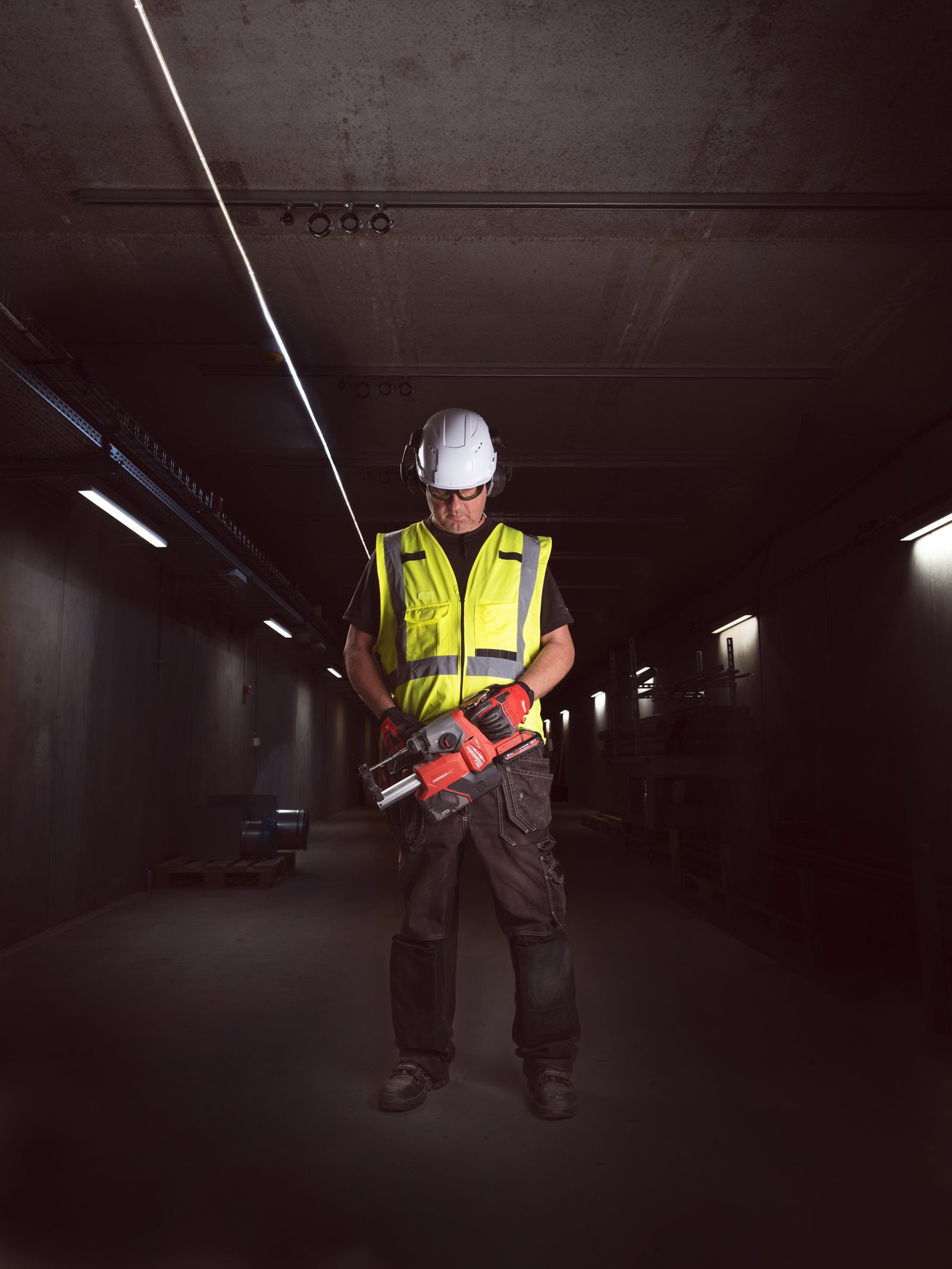 Ciocan rotopercutor 16 mm SDS-Plus M18 FUEL 4 moduri Milwaukee M18 FHAC16-0 - in utilizare 9