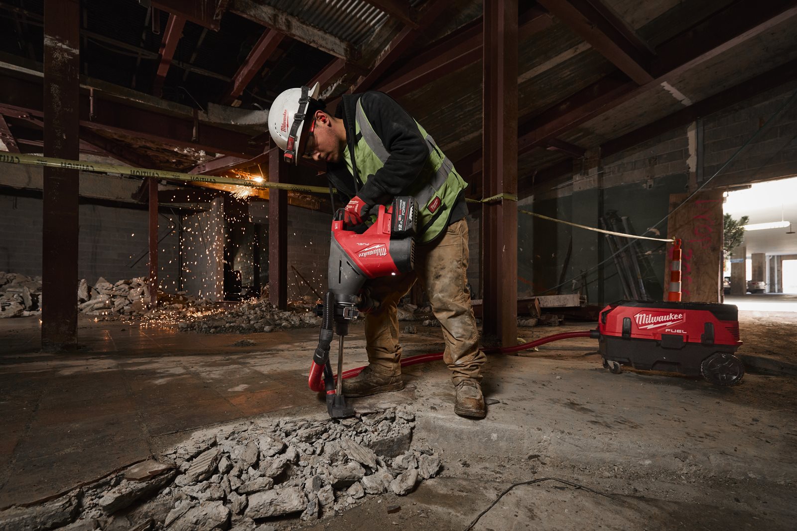 Ciocan rotopercutor SDS-Max M18 FUEL 45 mm ONE-KEY Milwaukee M18 FHACO745-0C - in utilizare 1