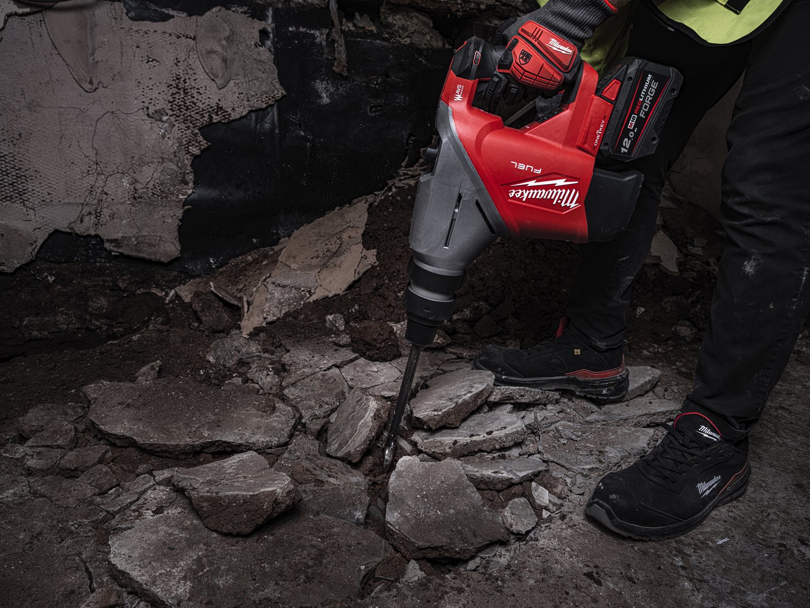 Ciocan rotopercutor SDS-Max M18 FUEL 45 mm ONE-KEY Milwaukee M18 FHACO745-0C - in utilizare 16