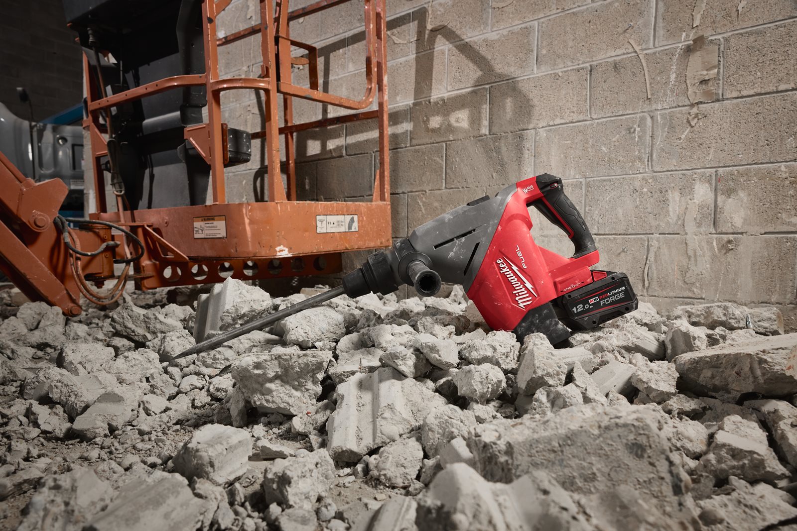 Ciocan rotopercutor SDS-Max M18 FUEL 45 mm ONE-KEY Milwaukee M18 FHACO745-0C - in utilizare 3