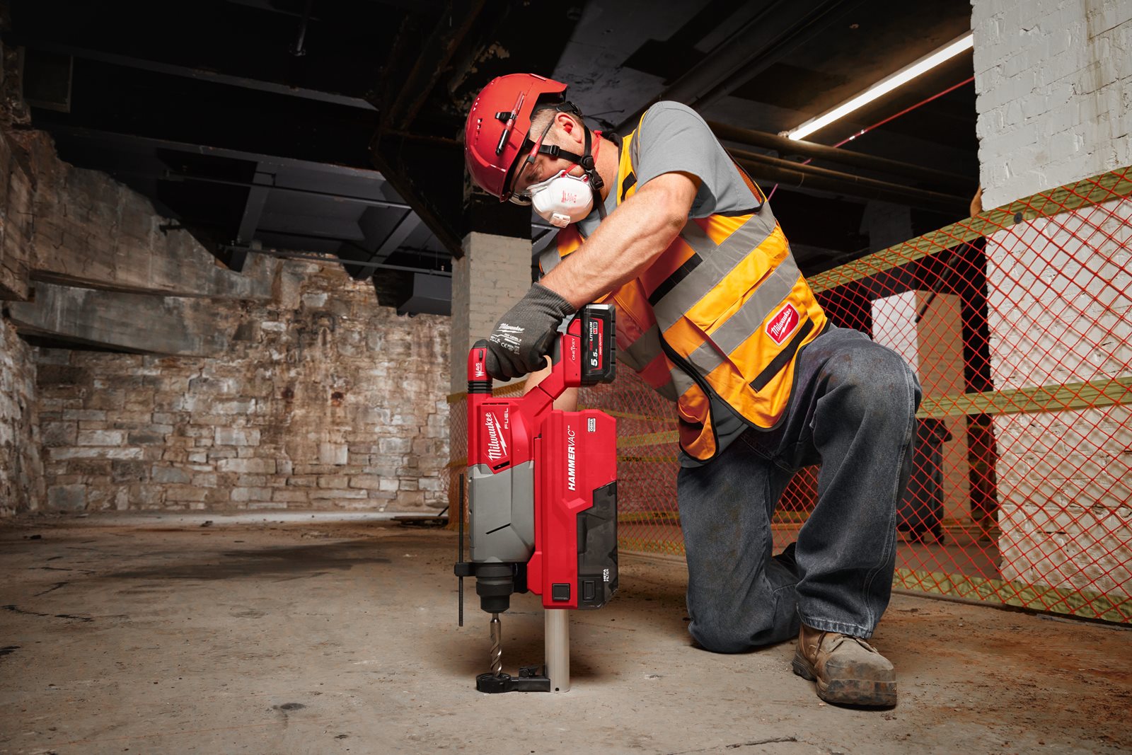 Ciocan rotopercutor 32 mm SDS-Plus M18 FUEL ONE-KEY cu mâner D Milwaukee M18 FHACOD32-0C - in utilizare 1