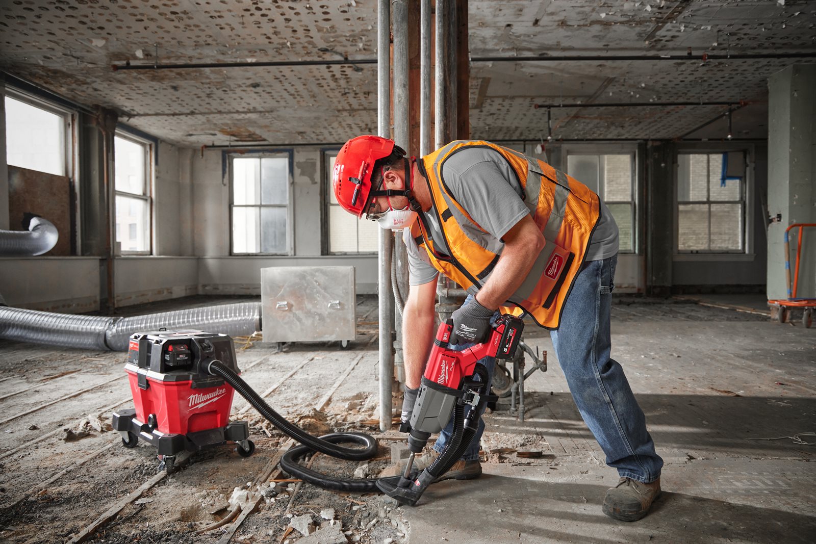Ciocan rotopercutor 32 mm SDS-Plus M18 FUEL ONE-KEY cu mâner D Milwaukee M18 FHACOD32-0C - in utilizare 10