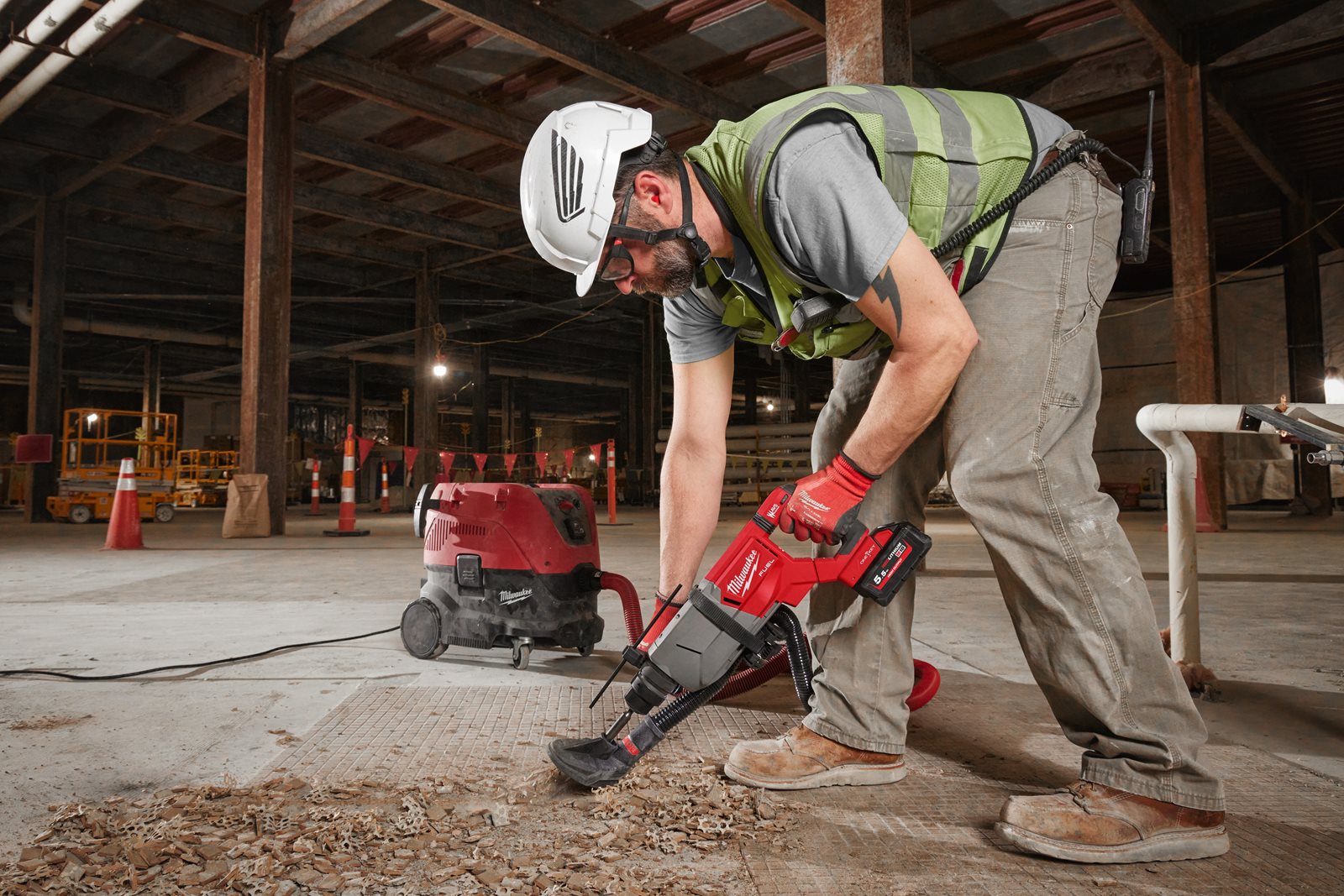 Ciocan rotopercutor 32 mm SDS-Plus M18 FUEL ONE-KEY cu mâner D Milwaukee M18 FHACOD32-0C - in utilizare 11