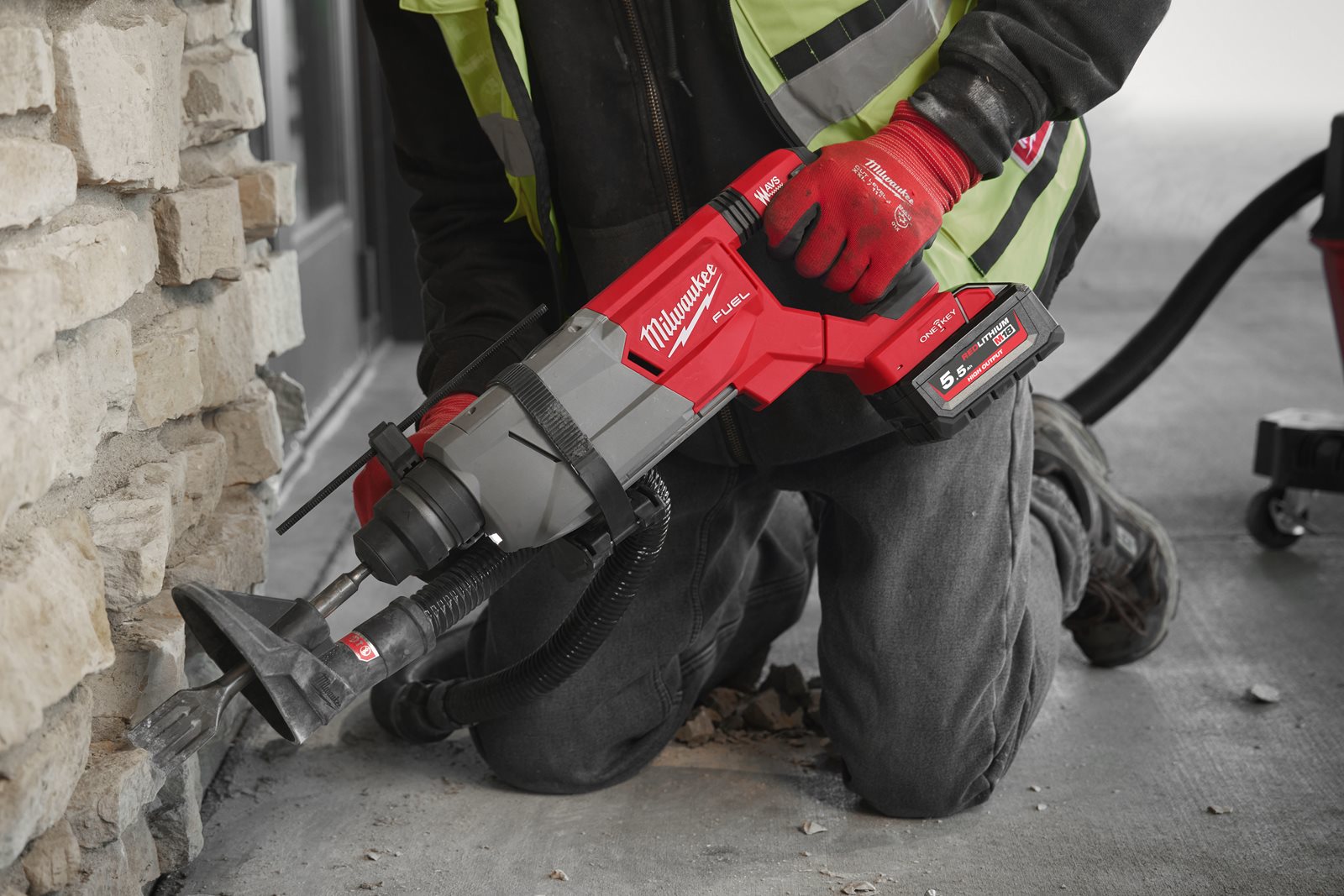 Ciocan rotopercutor 32 mm SDS-Plus M18 FUEL ONE-KEY cu mâner D Milwaukee M18 FHACOD32-0C - in utilizare 12