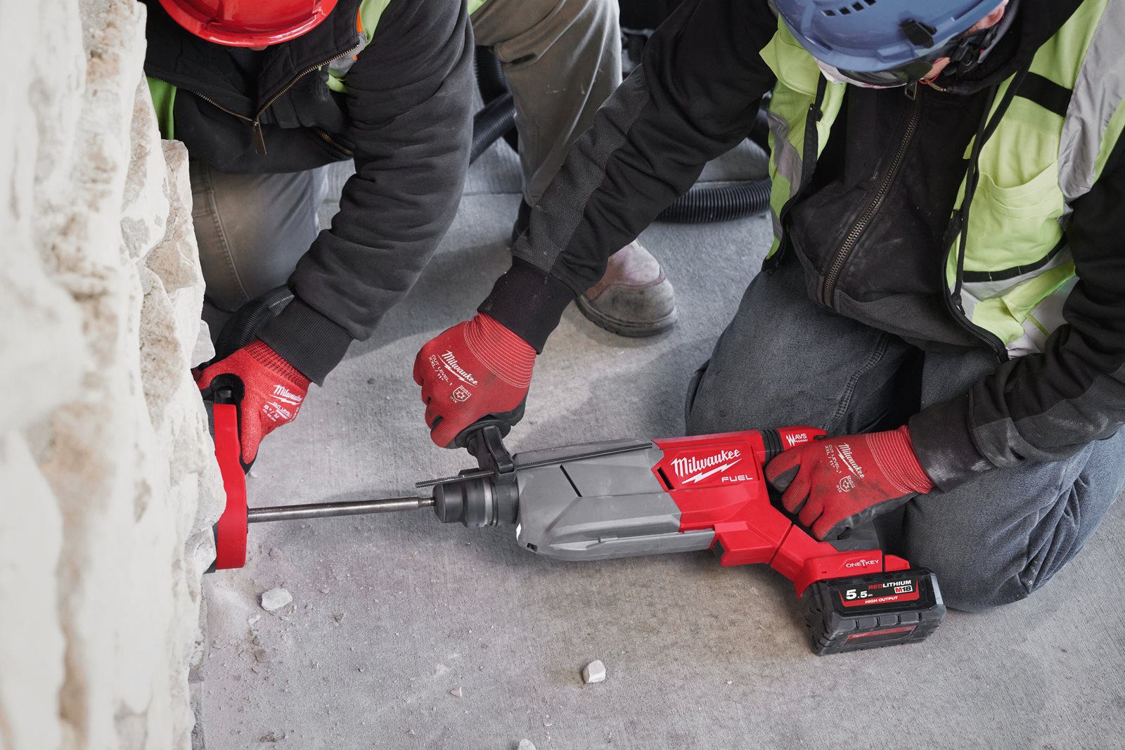 Ciocan rotopercutor 32 mm SDS-Plus M18 FUEL ONE-KEY cu mâner D Milwaukee M18 FHACOD32-0C - in utilizare 14