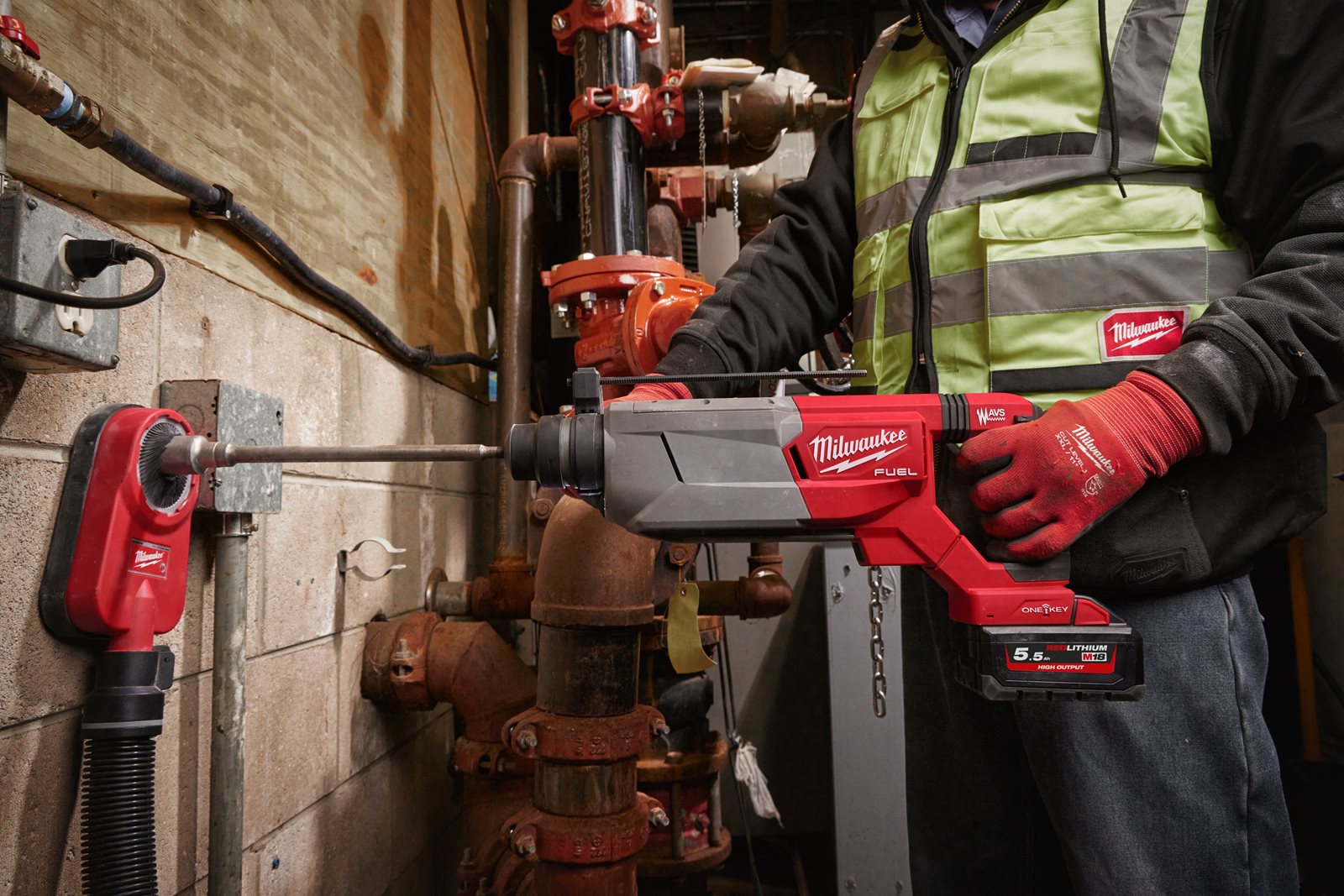 Ciocan rotopercutor 32 mm SDS-Plus M18 FUEL ONE-KEY cu mâner D Milwaukee M18 FHACOD32-0C - in utilizare 15