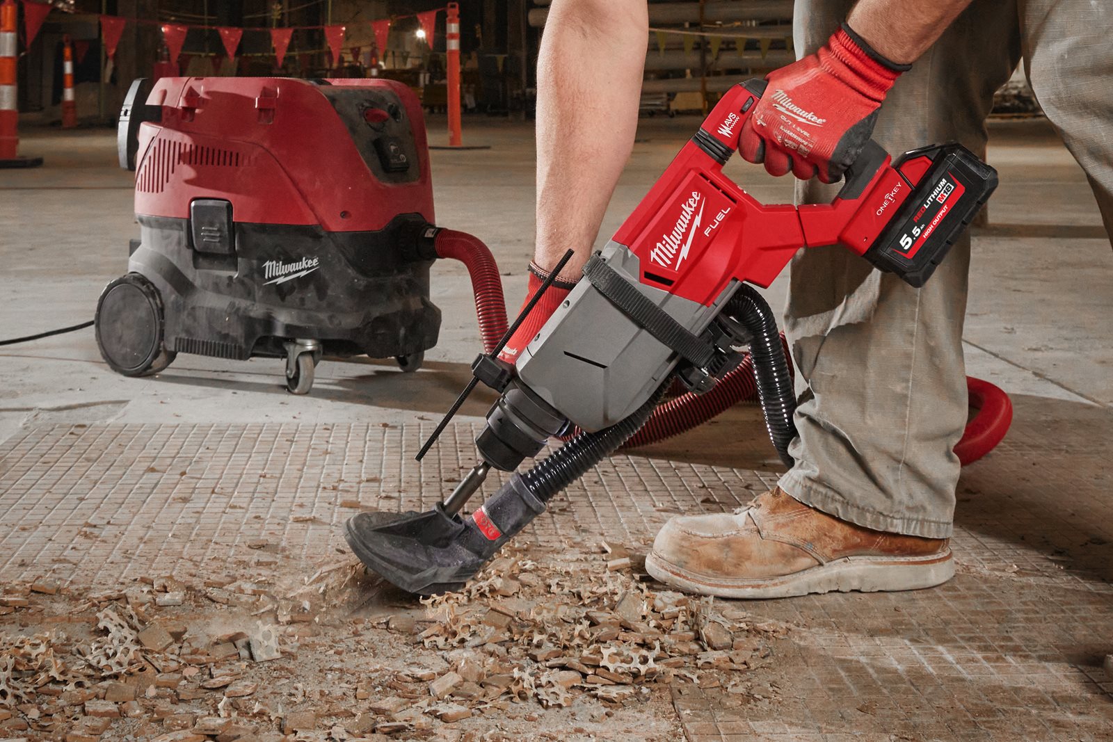 Ciocan rotopercutor 32 mm SDS-Plus M18 FUEL ONE-KEY cu mâner D Milwaukee M18 FHACOD32-0C - in utilizare 16