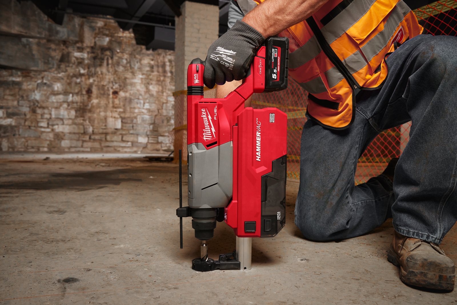 Ciocan rotopercutor 32 mm SDS-Plus M18 FUEL ONE-KEY cu mâner D Milwaukee M18 FHACOD32-0C - in utilizare 2