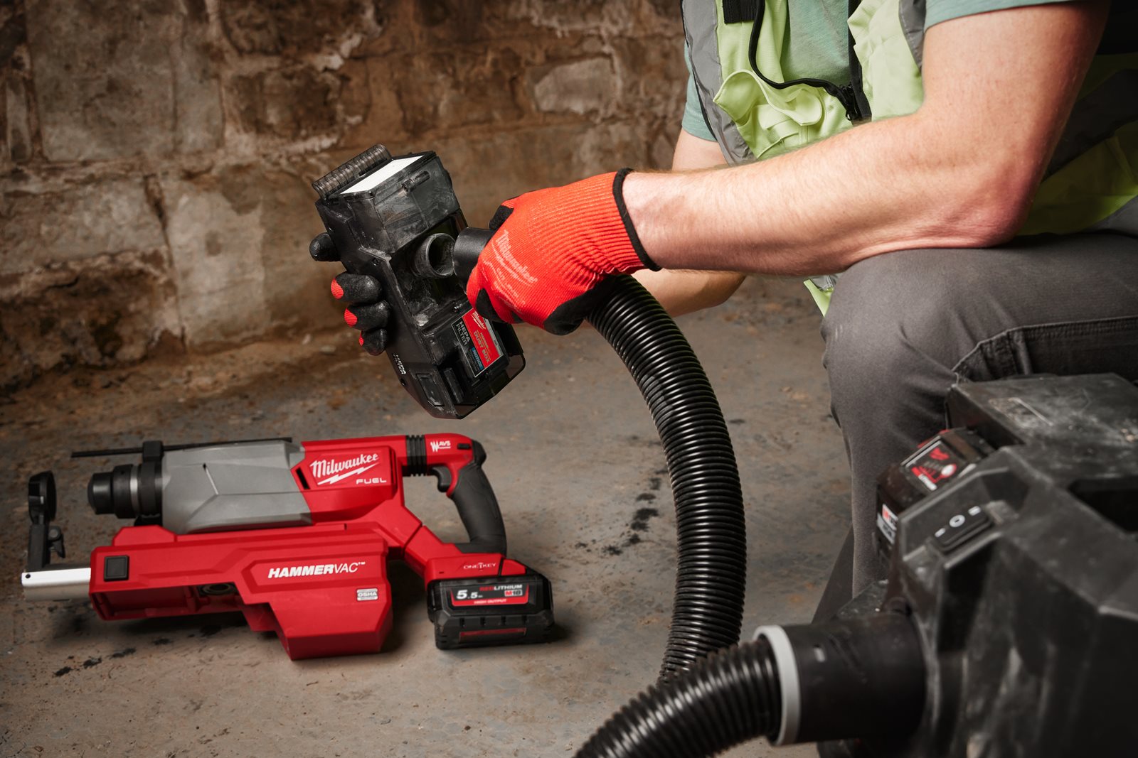 Ciocan rotopercutor 32 mm SDS-Plus M18 FUEL ONE-KEY cu mâner D Milwaukee M18 FHACOD32-0C - in utilizare 3