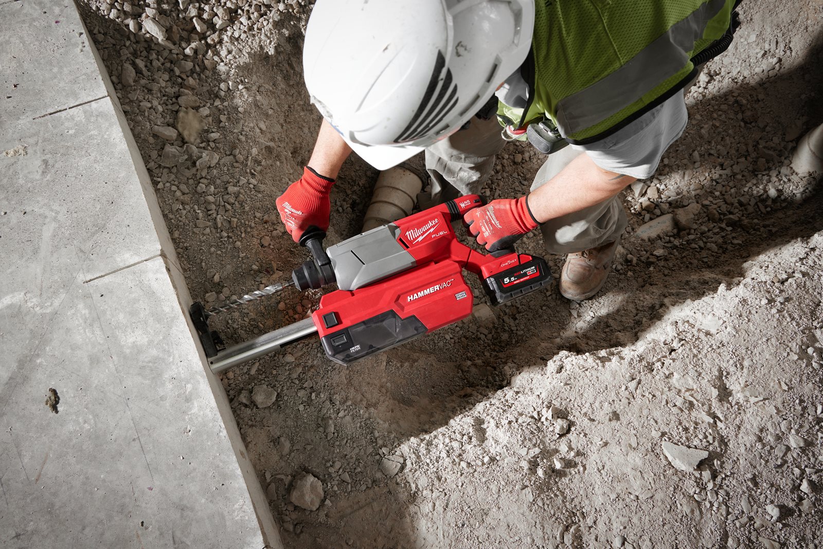 Ciocan rotopercutor 32 mm SDS-Plus M18 FUEL ONE-KEY cu mâner D Milwaukee M18 FHACOD32-0C - in utilizare 5