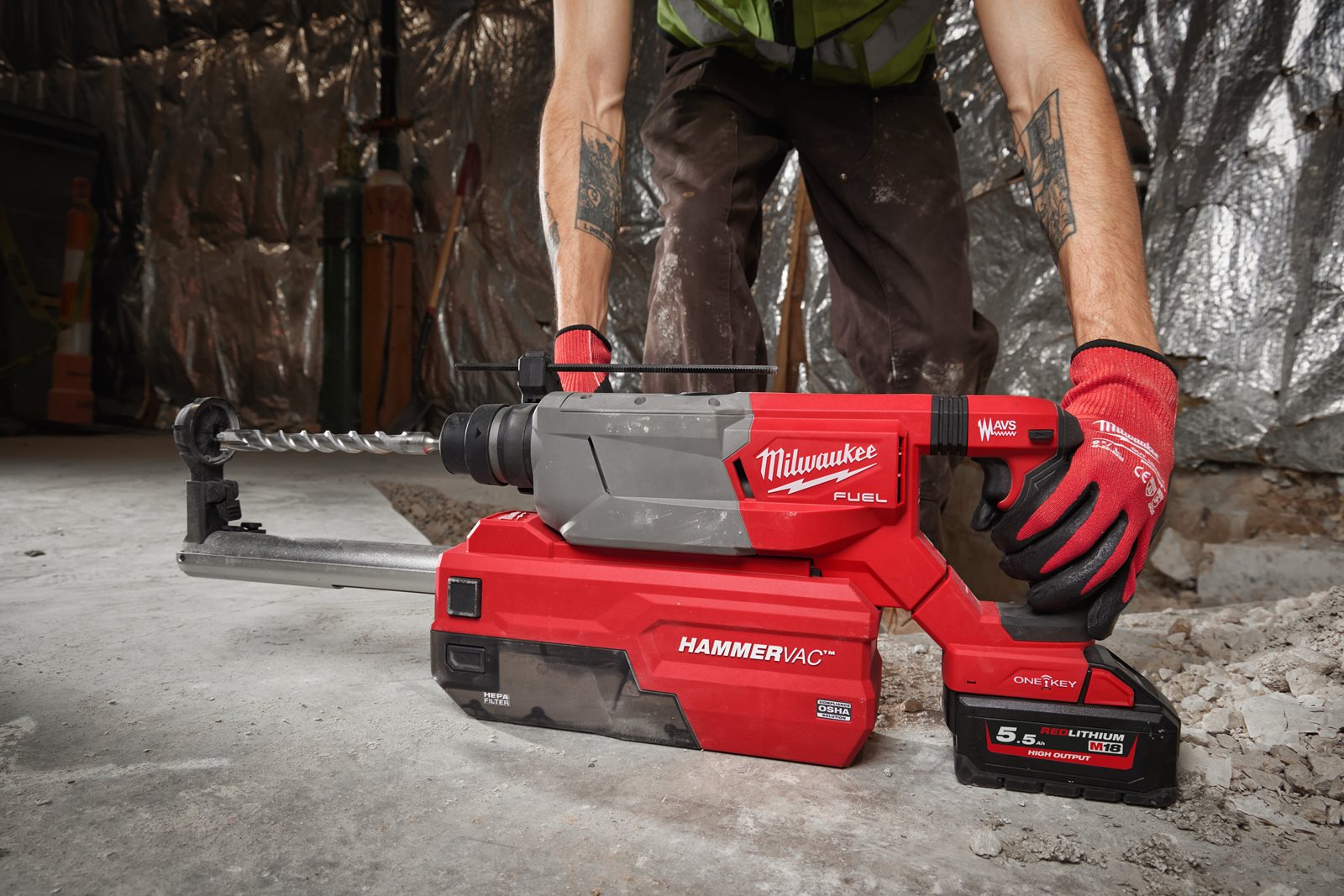 Ciocan rotopercutor 32 mm SDS-Plus M18 FUEL ONE-KEY cu mâner D Milwaukee M18 FHACOD32-0C - in utilizare 6