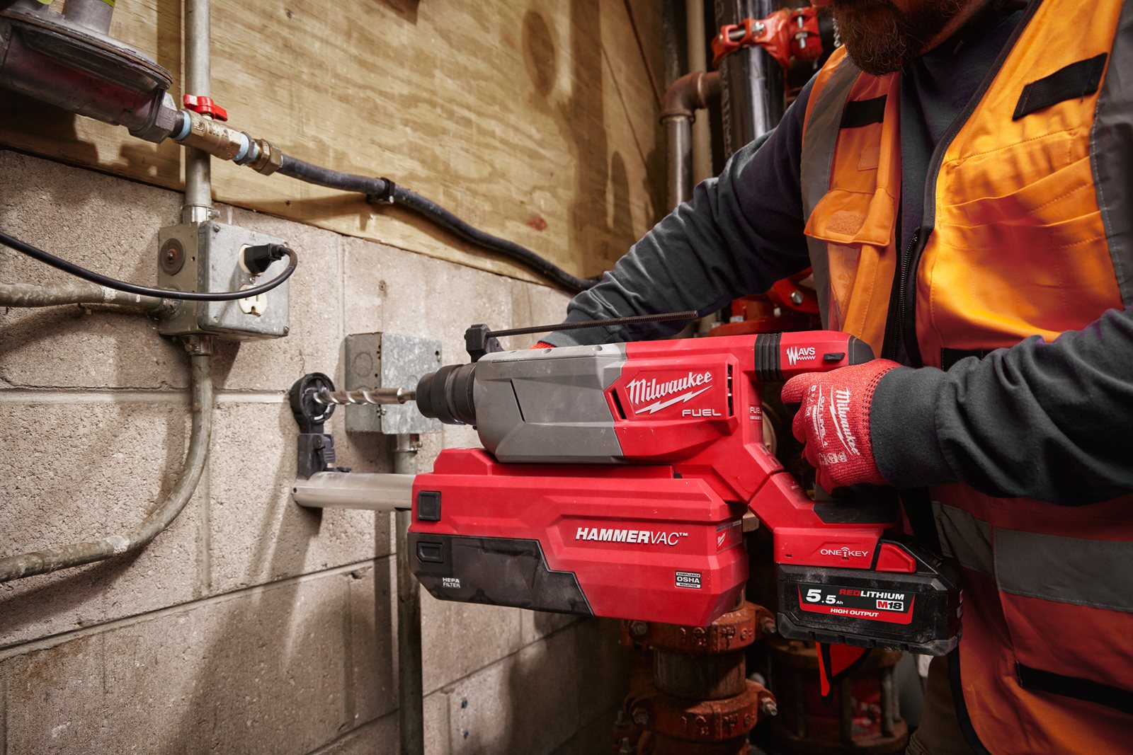 Ciocan rotopercutor 32 mm SDS-Plus M18 FUEL ONE-KEY cu mâner D Milwaukee M18 FHACOD32-0C - in utilizare 7