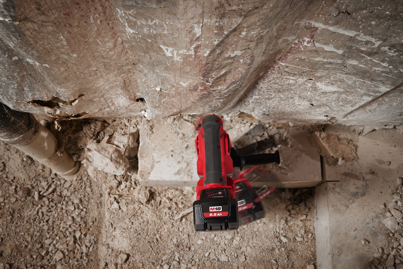 Ciocan rotopercutor 32 mm SDS-Plus M18 FUEL ONE-KEY cu mâner D Milwaukee M18 FHACOD32-0C - in utilizare 9