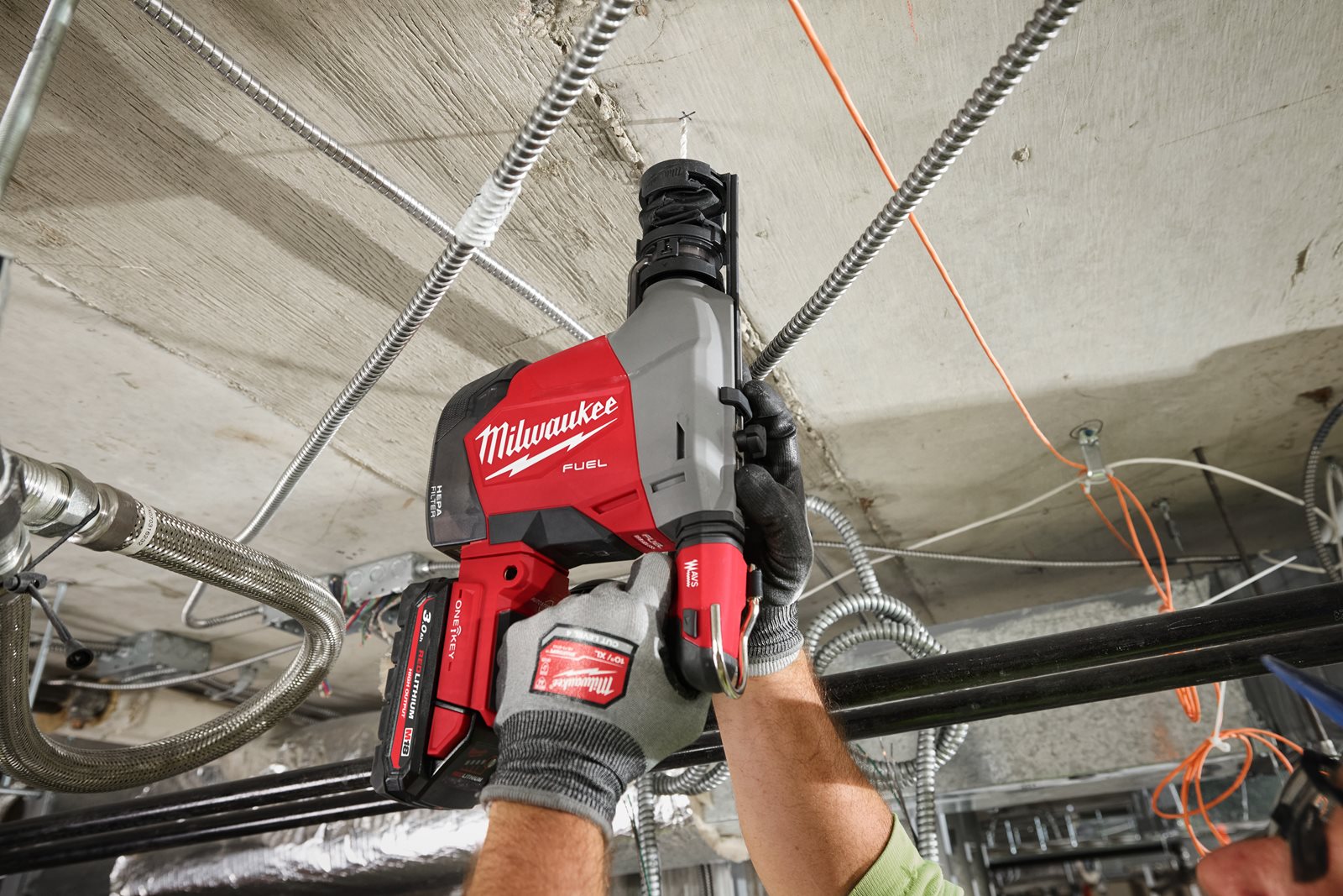 Ciocan rotopercutor 16 mm SDS-PLUS M18 FUEL cu extractor de praf integrat Milwaukee M18 FHAFOH16-0 4933493531 - in utilizare 1