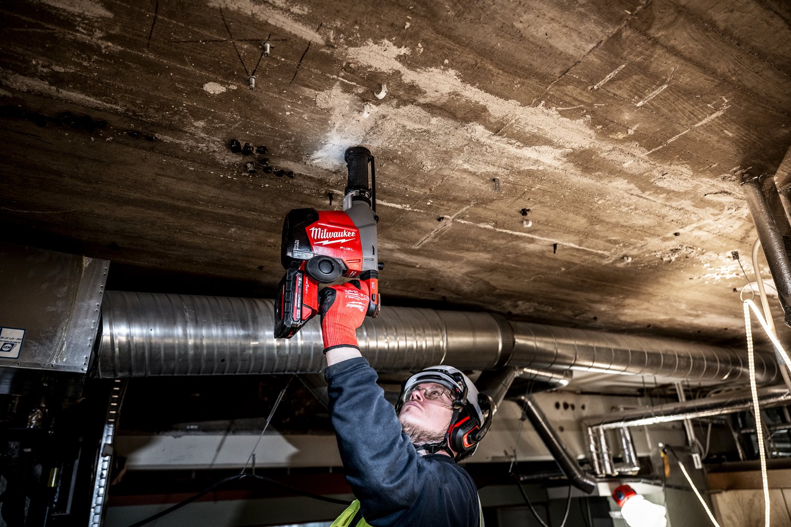 Ciocan rotopercutor 16 mm SDS-PLUS M18 FUEL cu extractor de praf integrat Milwaukee M18 FHAFOH16-0 4933493531 - in utilizare 10
