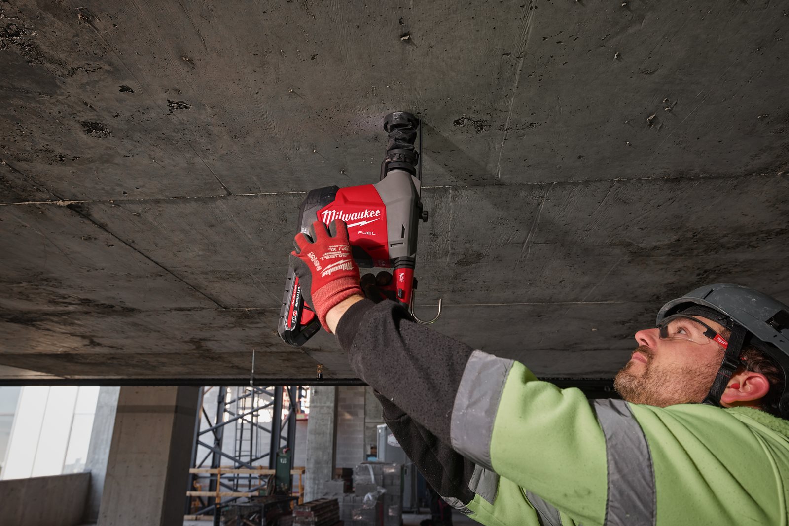 Ciocan rotopercutor 16 mm SDS-PLUS M18 FUEL cu extractor de praf integrat Milwaukee M18 FHAFOH16-0 4933493531 - in utilizare 2