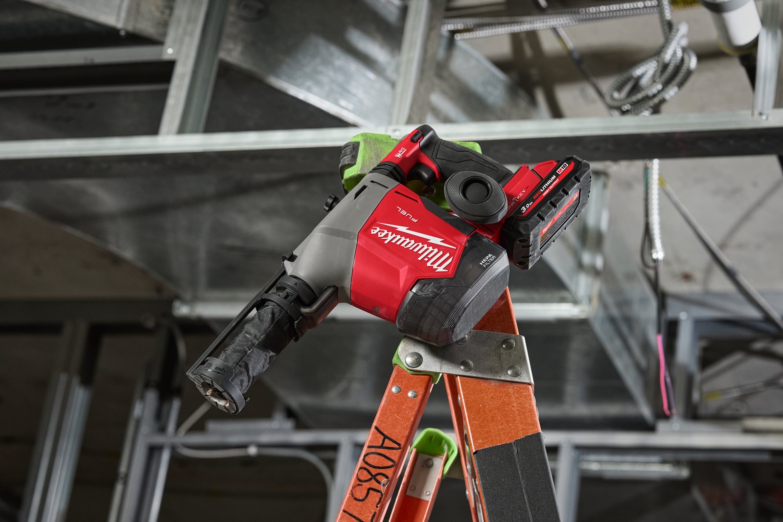 Ciocan rotopercutor 16 mm SDS-PLUS M18 FUEL cu extractor de praf integrat Milwaukee M18 FHAFOH16-0 4933493531 - in utilizare 3