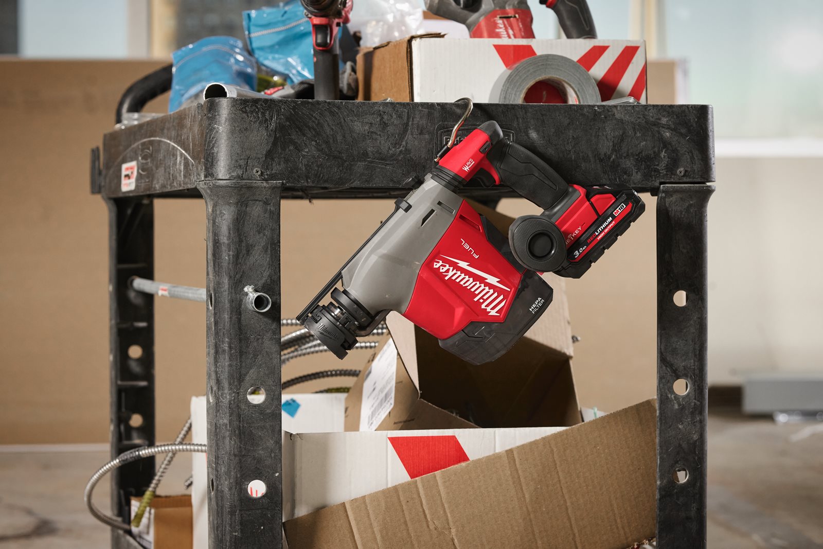 Ciocan rotopercutor 16 mm SDS-PLUS M18 FUEL cu extractor de praf integrat Milwaukee M18 FHAFOH16-0 4933493531 - in utilizare 4