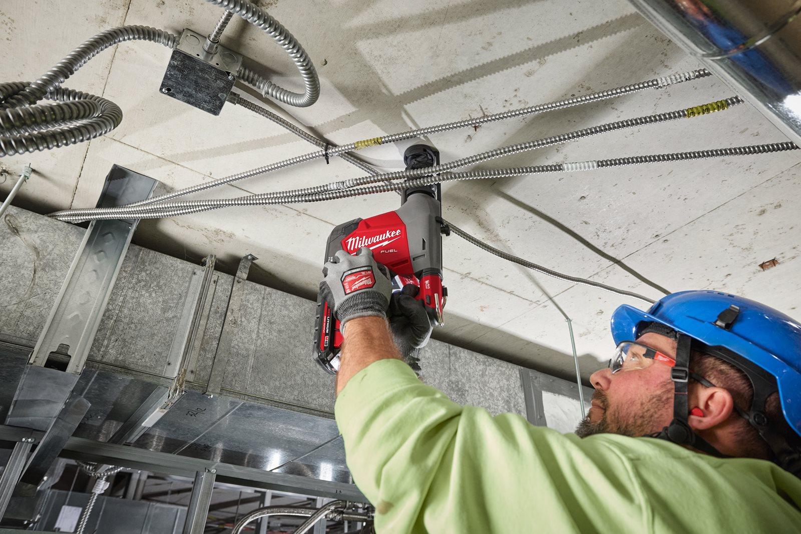 Ciocan rotopercutor 16 mm SDS-PLUS M18 FUEL cu extractor de praf integrat Milwaukee M18 FHAFOH16-0 4933493531 - in utilizare 5