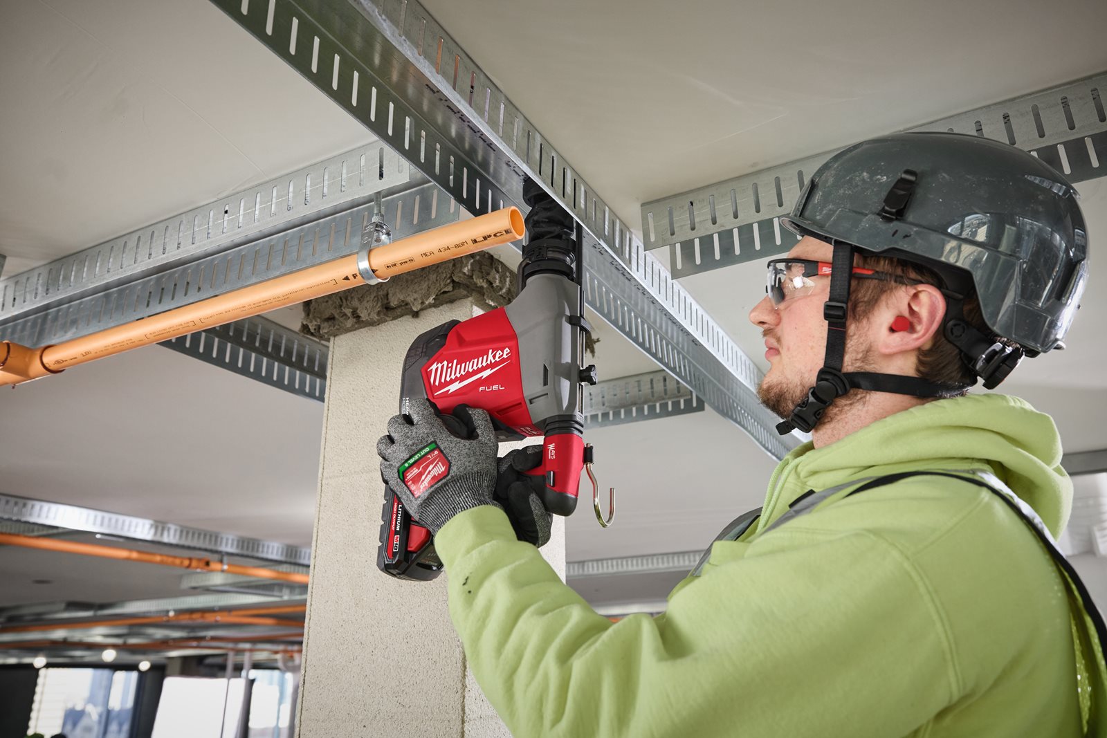 Ciocan rotopercutor 16 mm SDS-PLUS M18 FUEL cu extractor de praf integrat Milwaukee M18 FHAFOH16-0 4933493531 - in utilizare 6