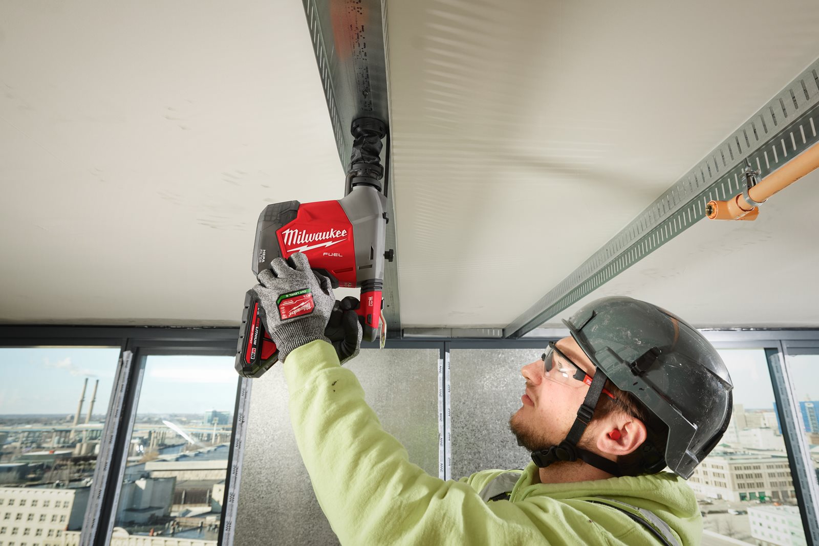 Ciocan rotopercutor 16 mm SDS-PLUS M18 FUEL cu extractor de praf integrat Milwaukee M18 FHAFOH16-0 4933493531 - in utilizare 7