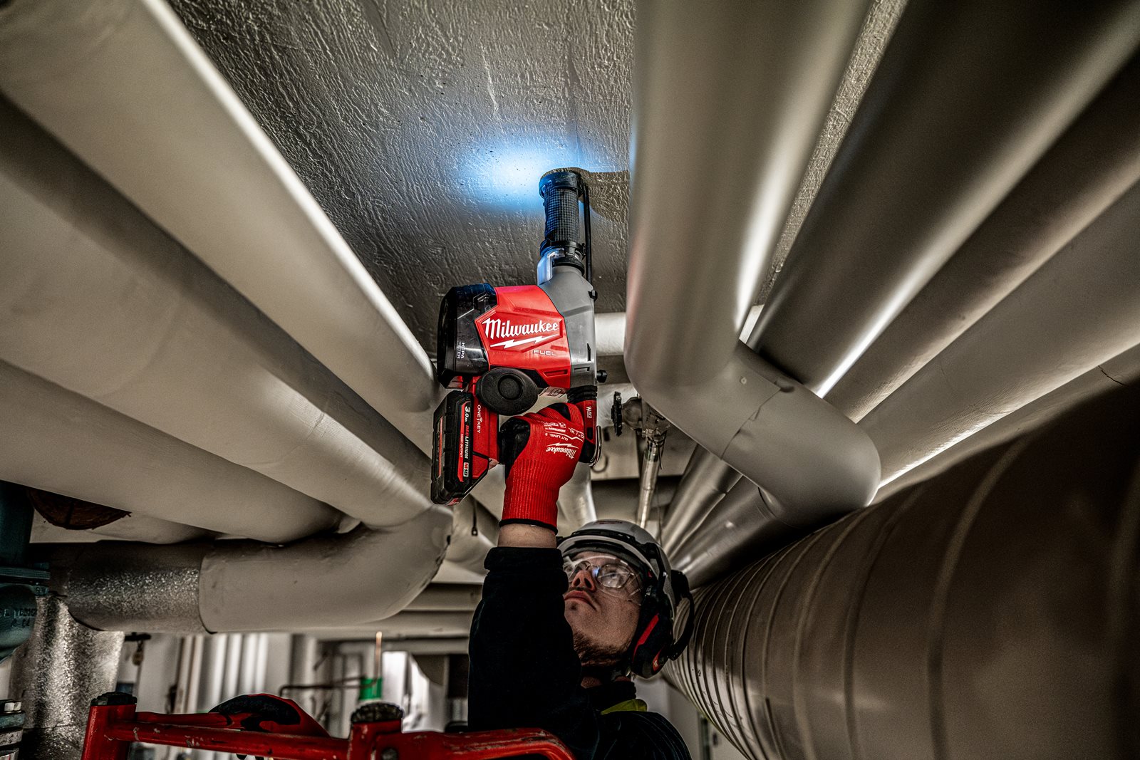 Ciocan rotopercutor 16 mm SDS-PLUS M18 FUEL cu extractor de praf integrat Milwaukee M18 FHAFOH16-0 4933493531 - in utilizare 8