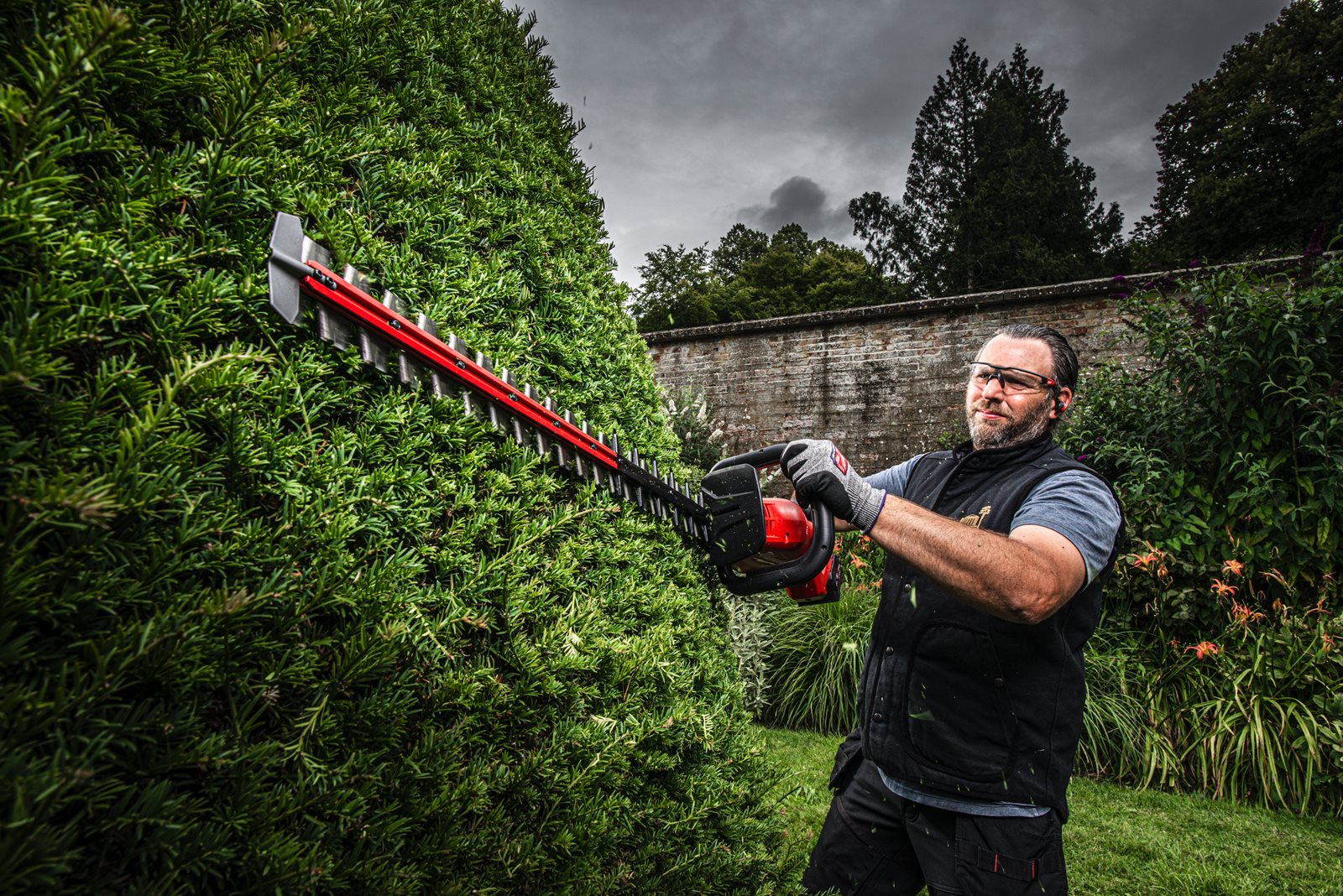 Trimmer pentru gard viu 60 cm M18 FUEL Milwaukee M18 FHET60G2-0 - in utilizare 3