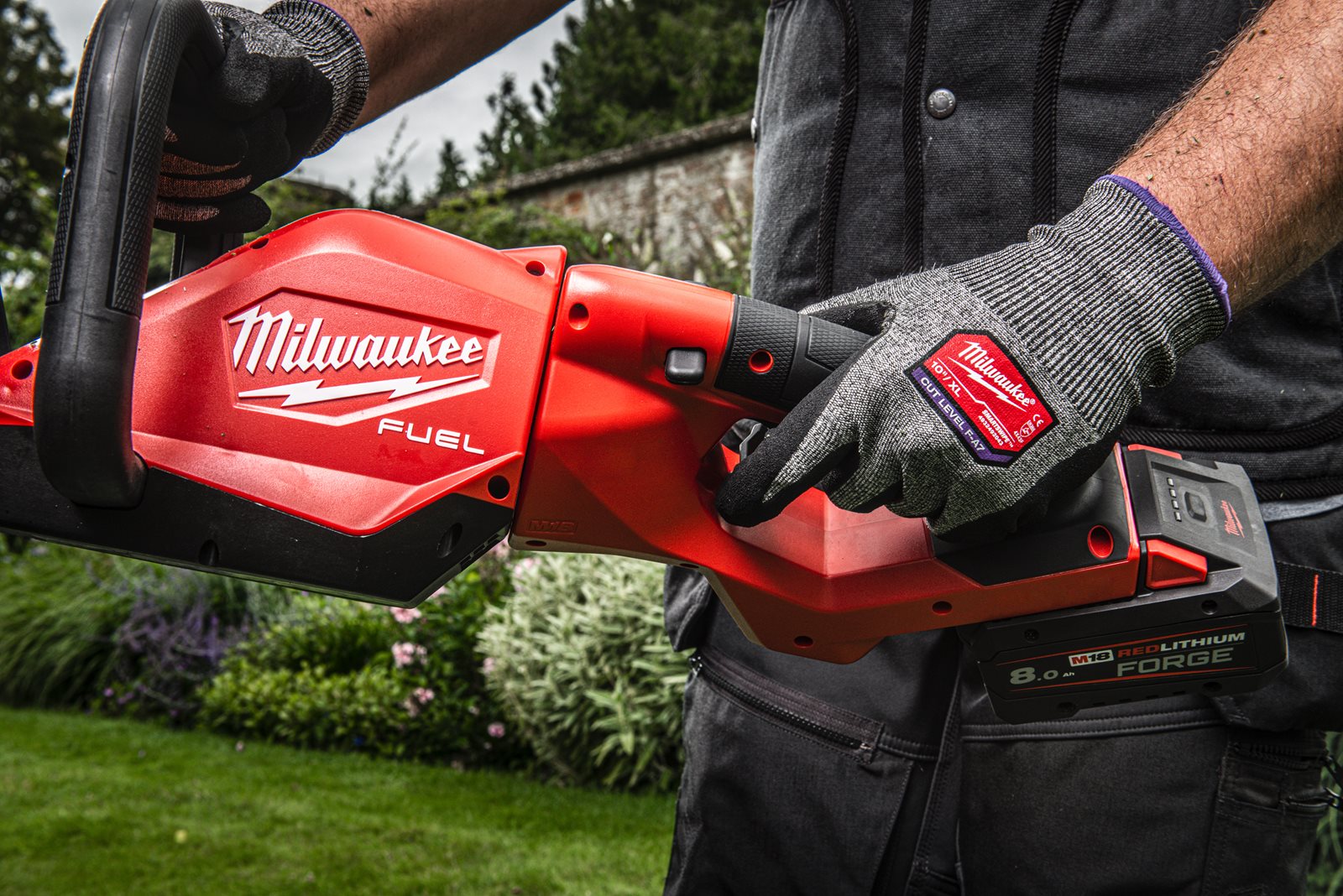 Trimmer pentru gard viu 60 cm M18 FUEL Milwaukee M18 FHET60G2-0 - in utilizare 4