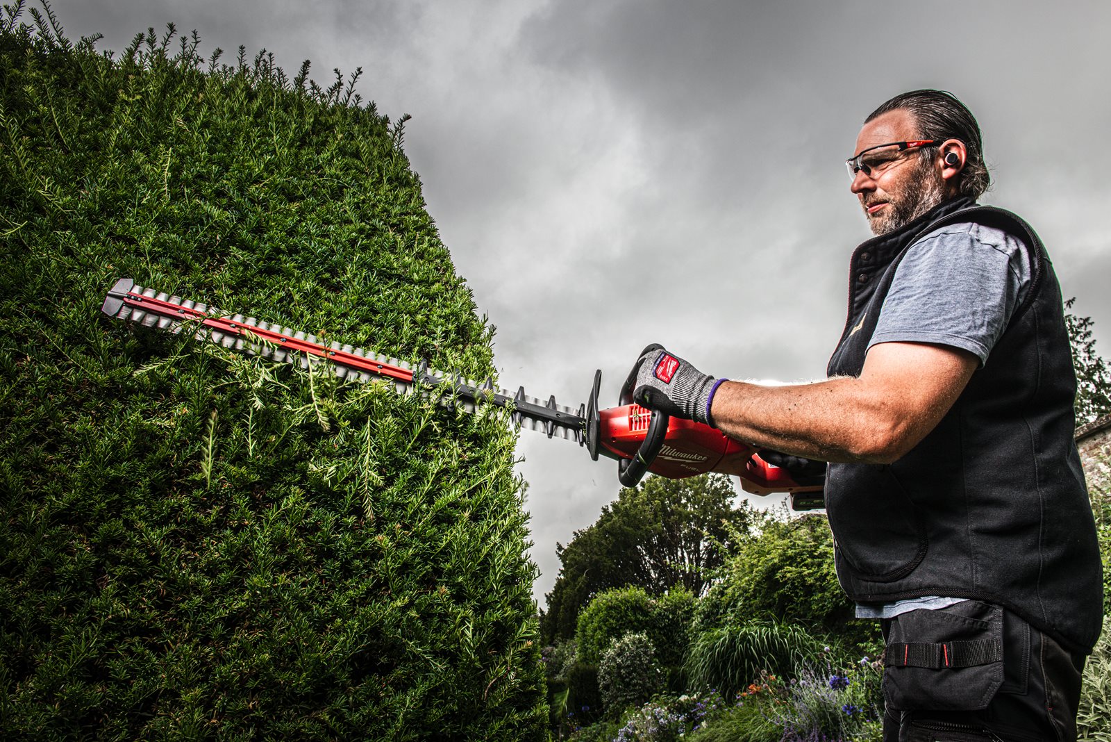 Trimmer pentru gard viu 75 cm M18 FUEL Milwaukee M18 FHET75G2-0 - in utilizare 2