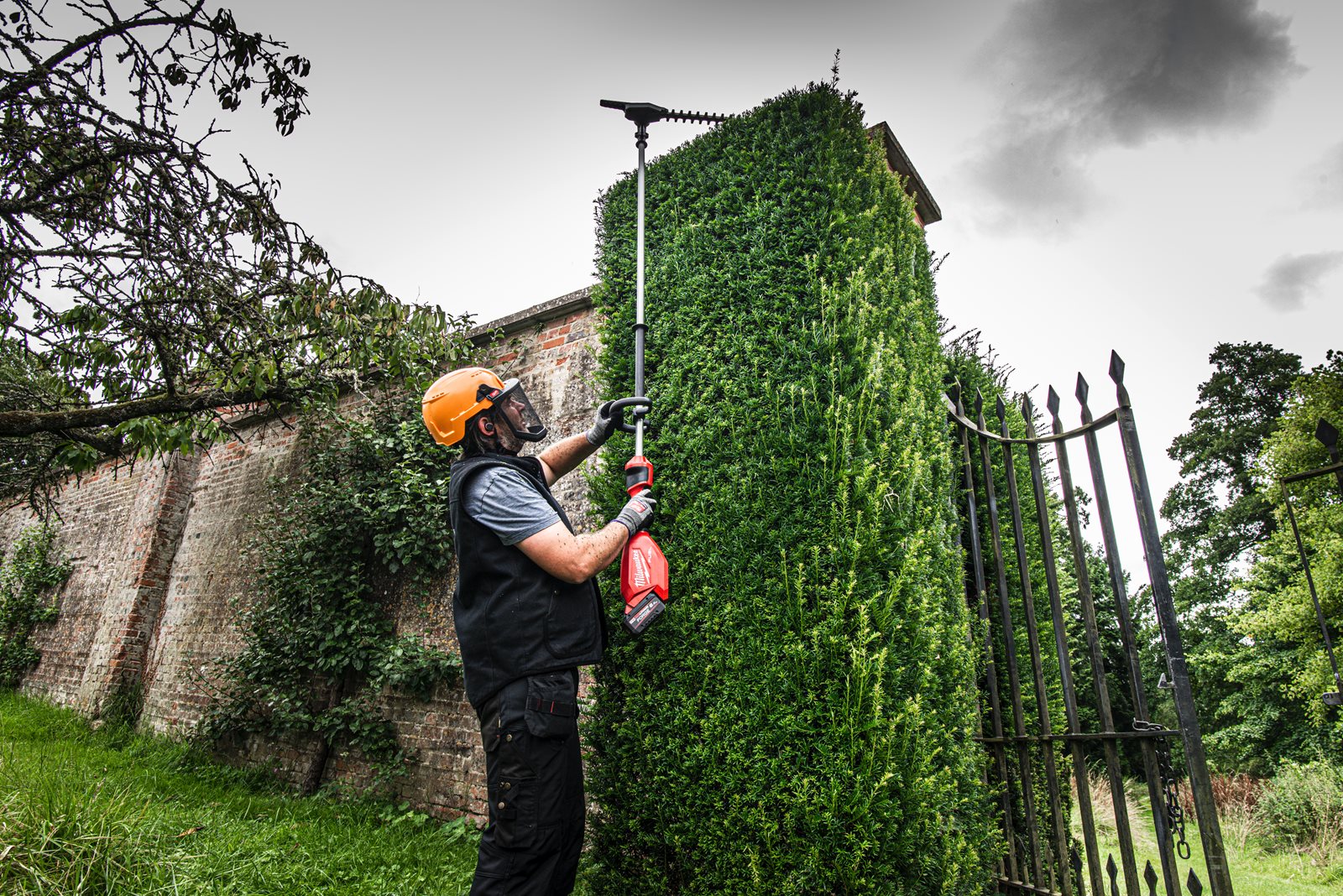 Trimmer pentru gard viu cu tijă extensibilă M18 FUEL 267 cm Milwaukee M18 FHETE27-0 - in utilizare 2