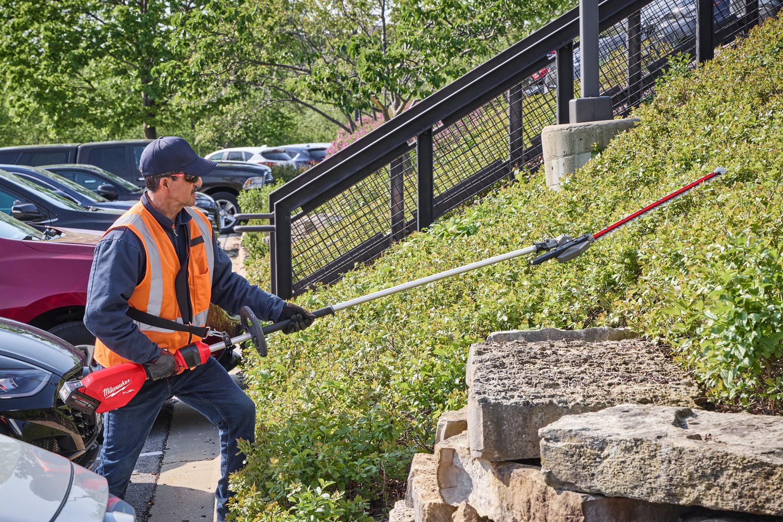 Trimmer pentru gard viu cu tijă extensibilă M18 FUEL 267 cm Milwaukee M18 FHETE27-0 - in utilizare 3