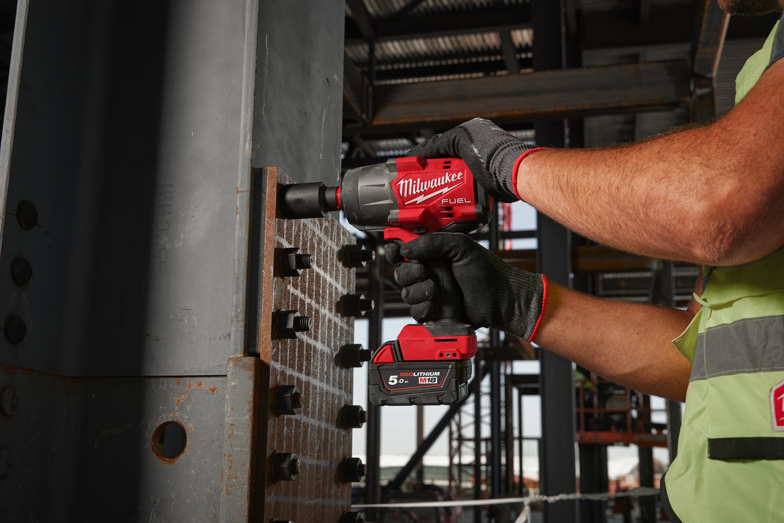 Cheie de impact M18 FUEL 1/2", cuplu ridicat și inel de fixare Milwaukee M18 FHIW2F12-0X - in utilizare 1
