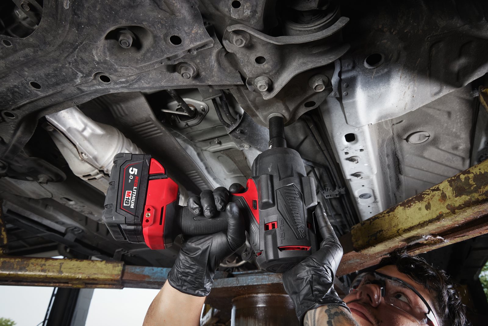 Cheie de impact M18 FUEL 1/2", cuplu ridicat și inel de fixare Milwaukee M18 FHIW2F12-0X - in utilizare 10